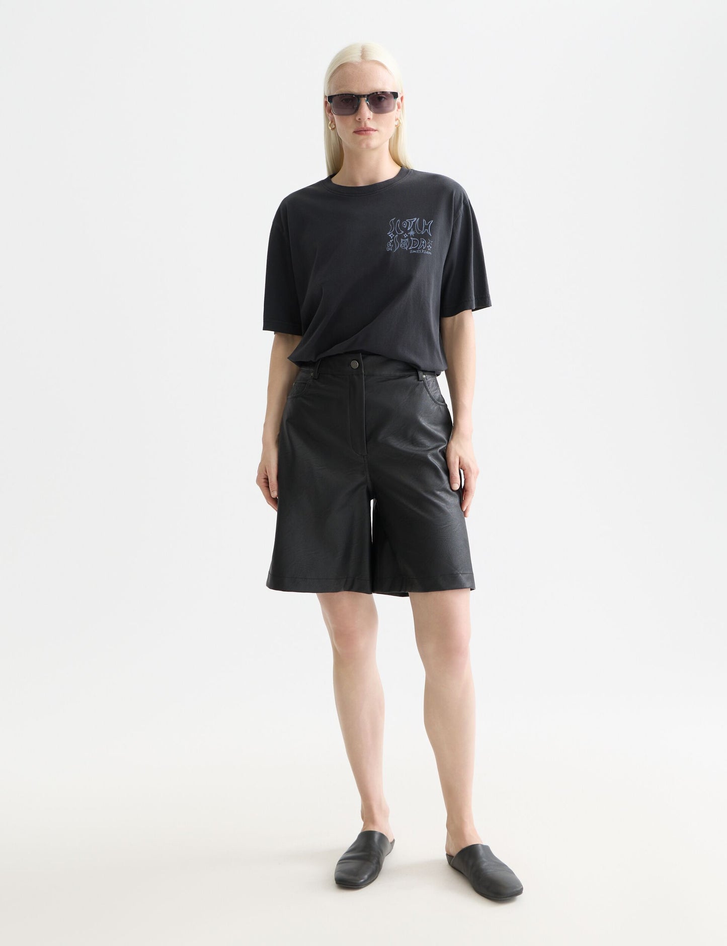 White Smoke טי שירט קצרה לנשים Washed Artwork SCOTCH & SODA