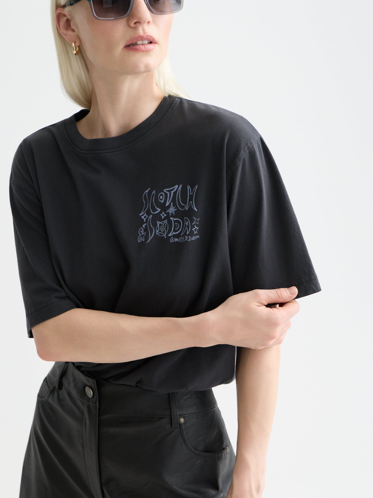 Black טי שירט קצרה לנשים Washed Artwork SCOTCH & SODA