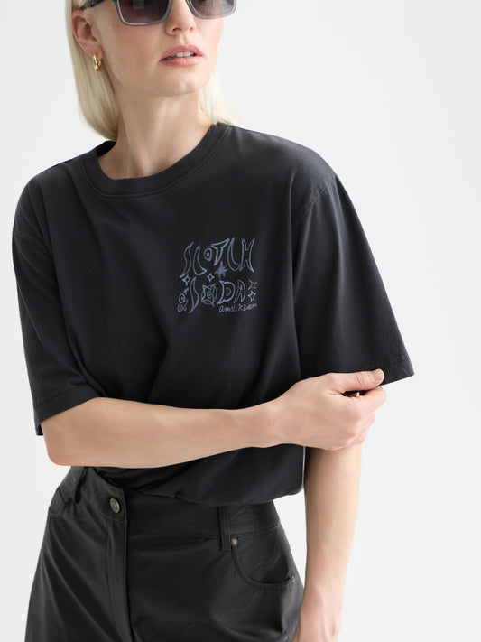 Black טי שירט קצרה לנשים Washed Artwork SCOTCH & SODA