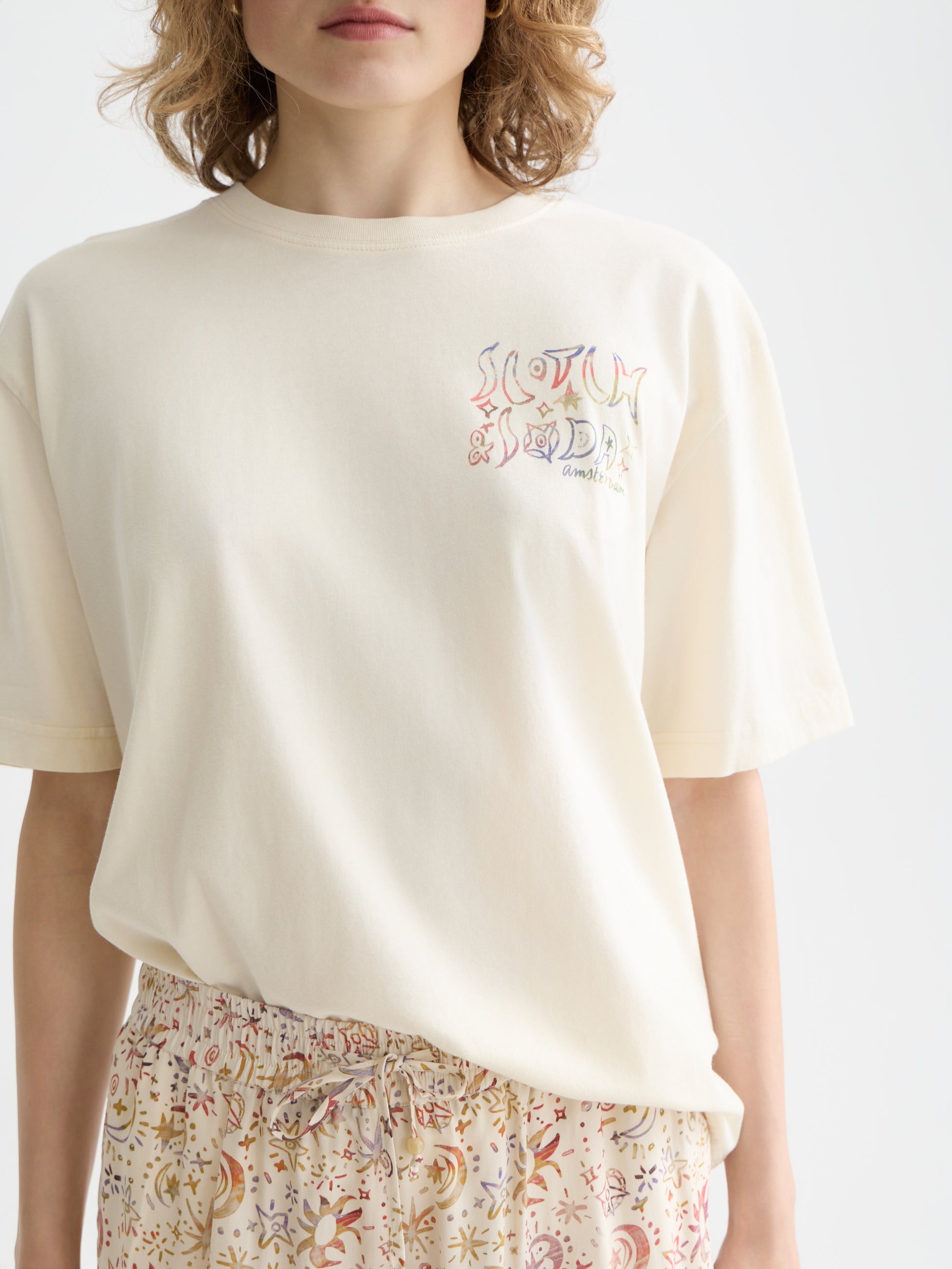 Light Gray טי שירט קצרה לנשים Washed Artwork SCOTCH & SODA