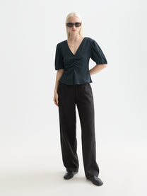 White Smoke חולצה קצרה לנשים Structured V-Neck SCOTCH & SODA