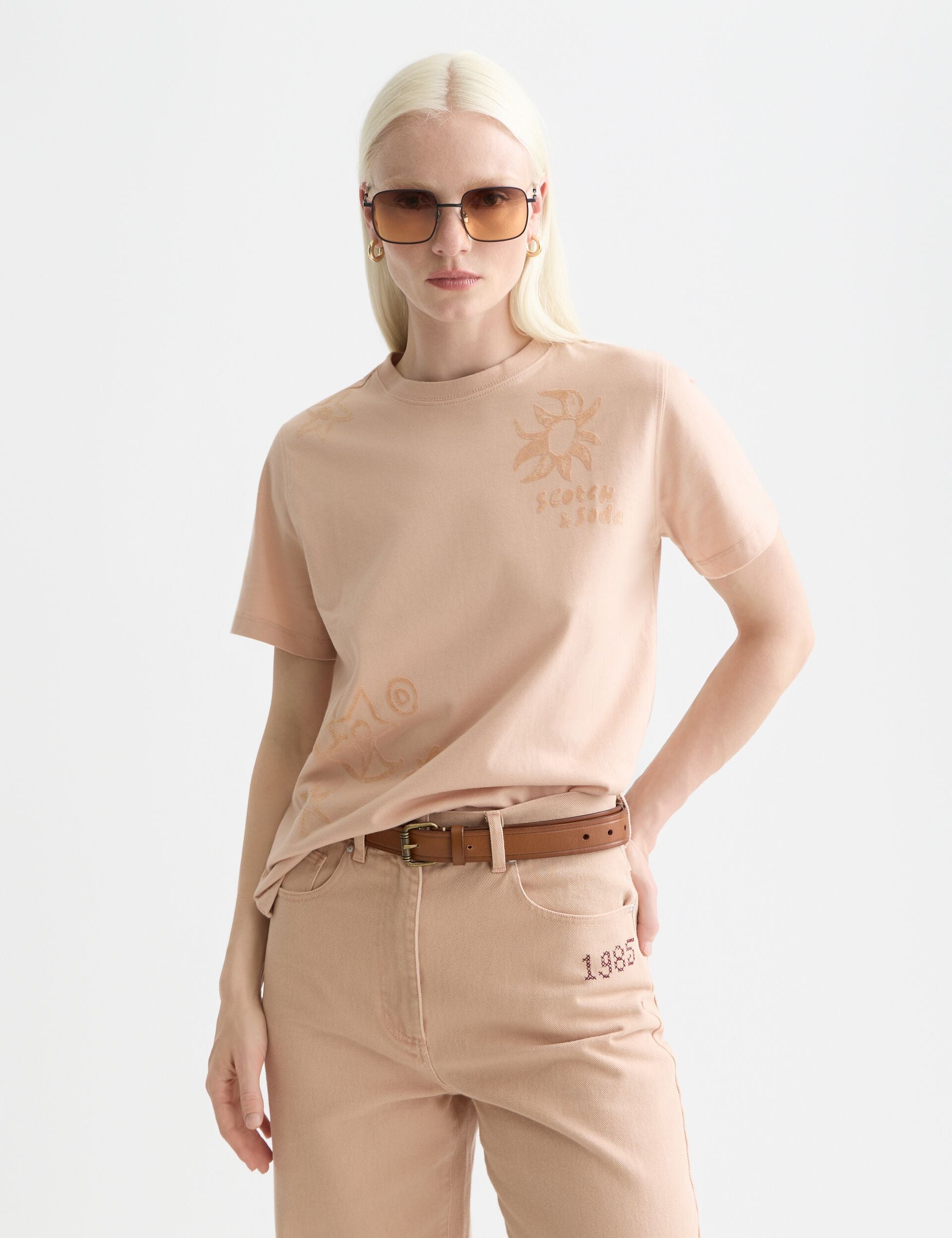 Seashell טי שירט קצרה לנשים T-Shirt With Flock Print SCOTCH & SODA
