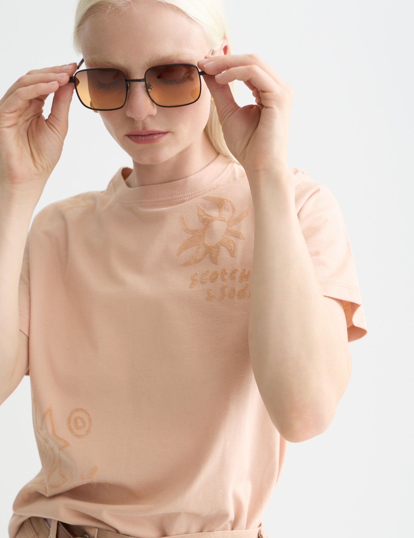 Tan טי שירט קצרה לנשים T-Shirt With Flock Print SCOTCH & SODA