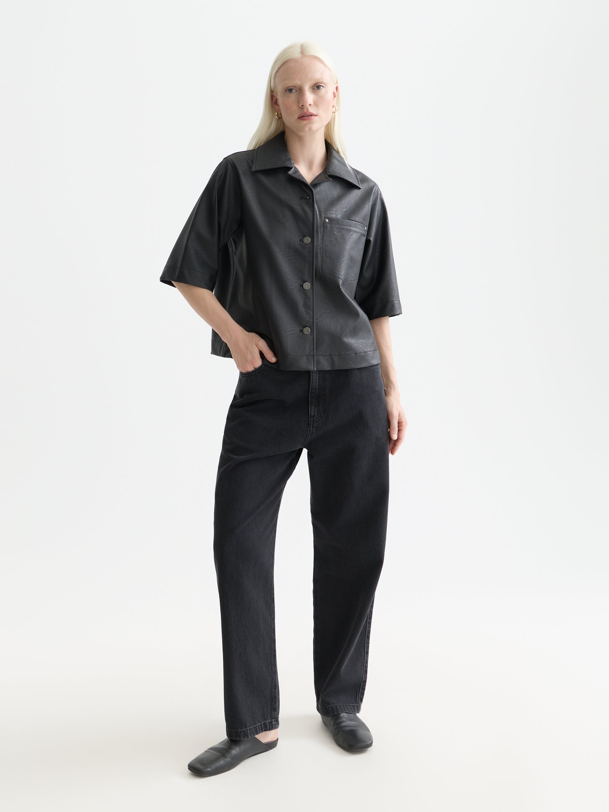 White Smoke חולצה מכופתרת דמוי עור קצרה לנשים A-Line SCOTCH & SODA