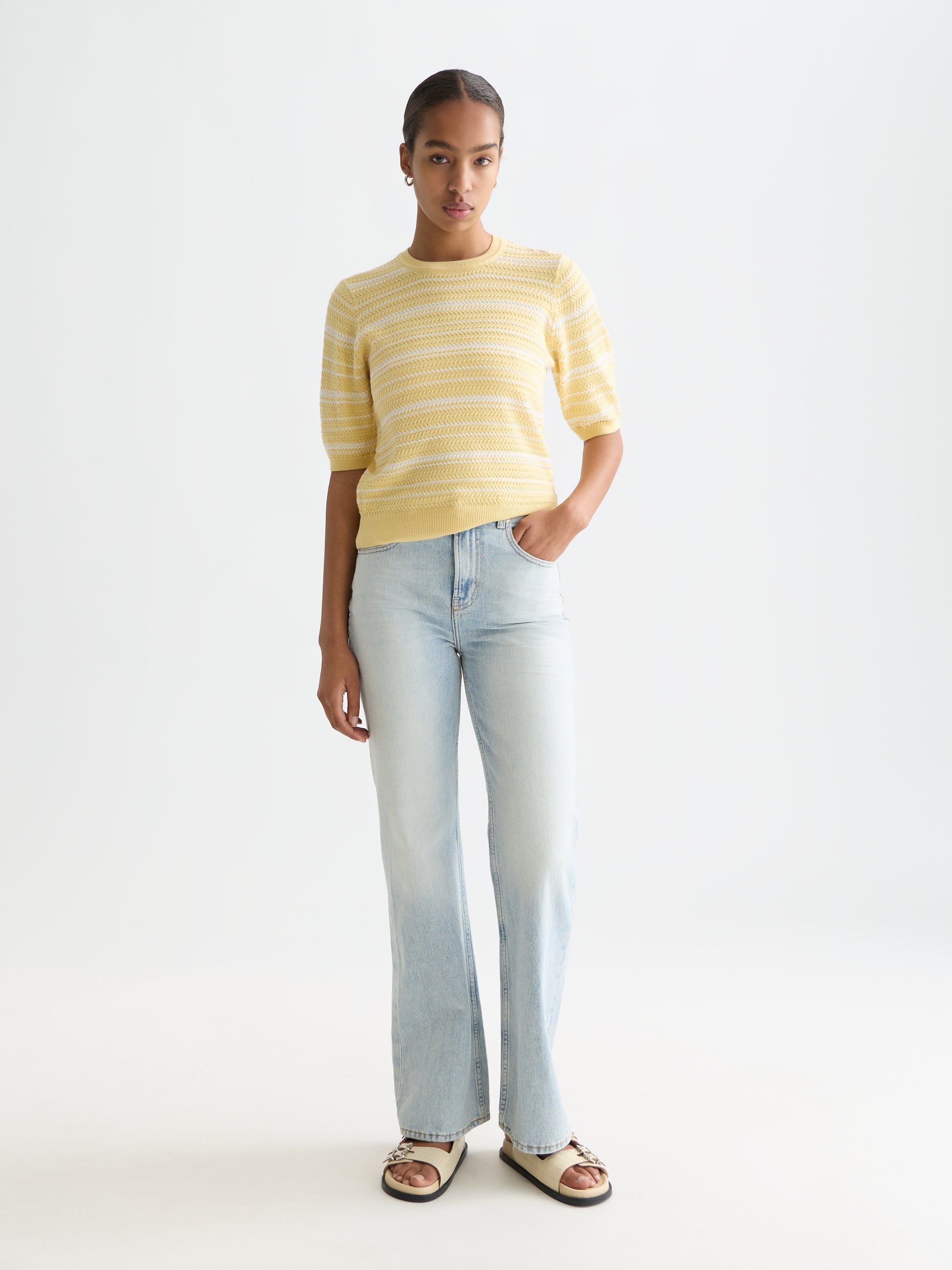 White Smoke טי־שירט סריג פסים טקסטורלית לנשים Textured Stripe SCOTCH & SODA
