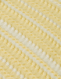 Tan טי־שירט סריג פסים טקסטורלית לנשים Textured Stripe SCOTCH & SODA