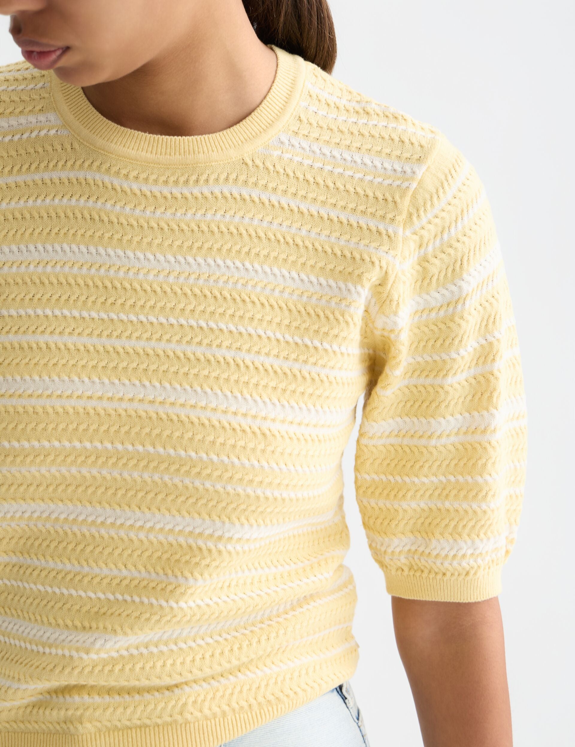 Pale Goldenrod טי־שירט סריג פסים טקסטורלית לנשים Textured Stripe SCOTCH & SODA