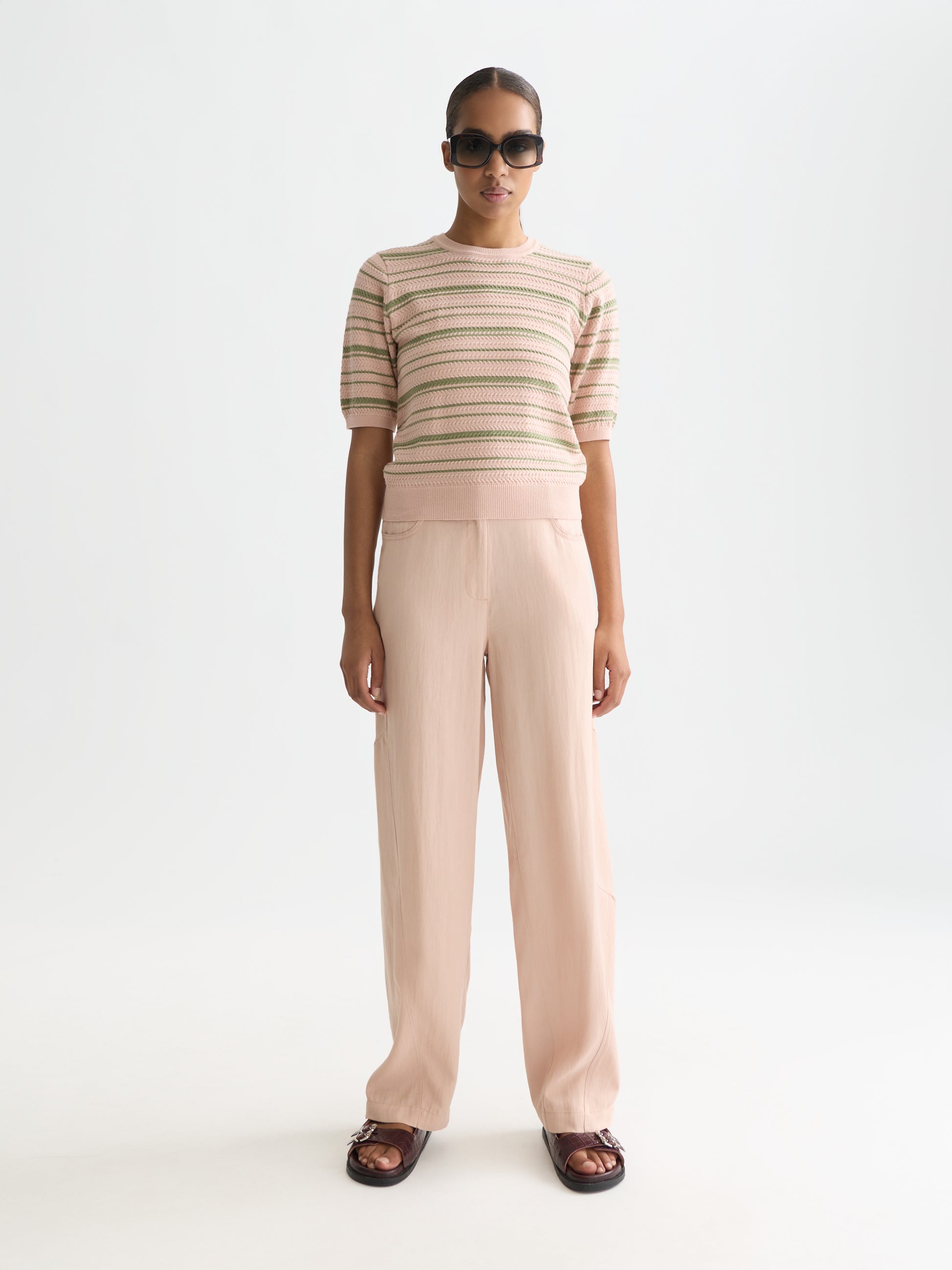 Tan טי־שירט סריג פסים טקסטורלית לנשים Textured Stripe SCOTCH & SODA
