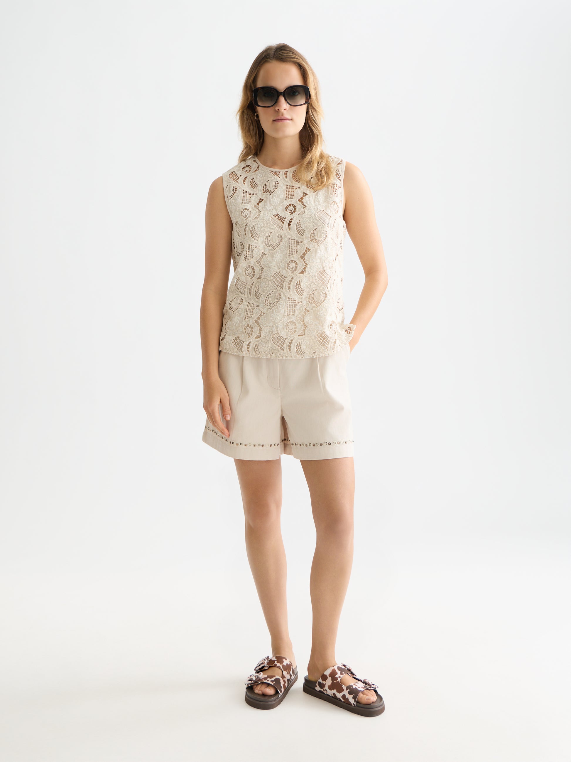 White Smoke גופיה רקומה לנשים Flame SCOTCH & SODA