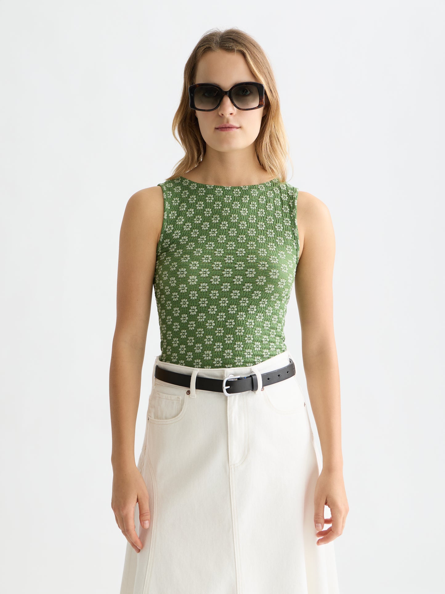 White Smoke גופיית לנשים Structured Slash Neck SCOTCH & SODA