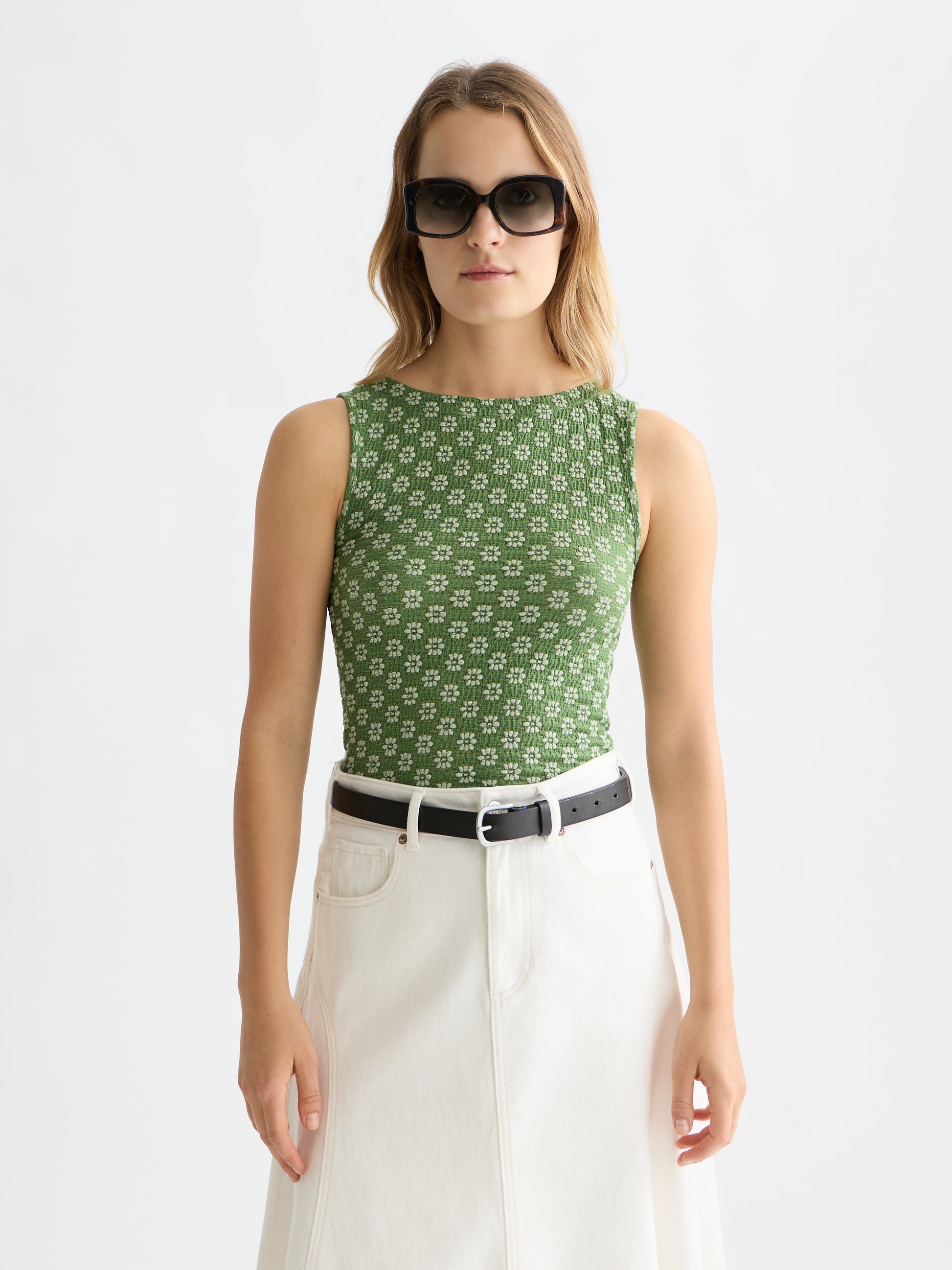 White Smoke גופיית לנשים Structured Slash Neck SCOTCH & SODA