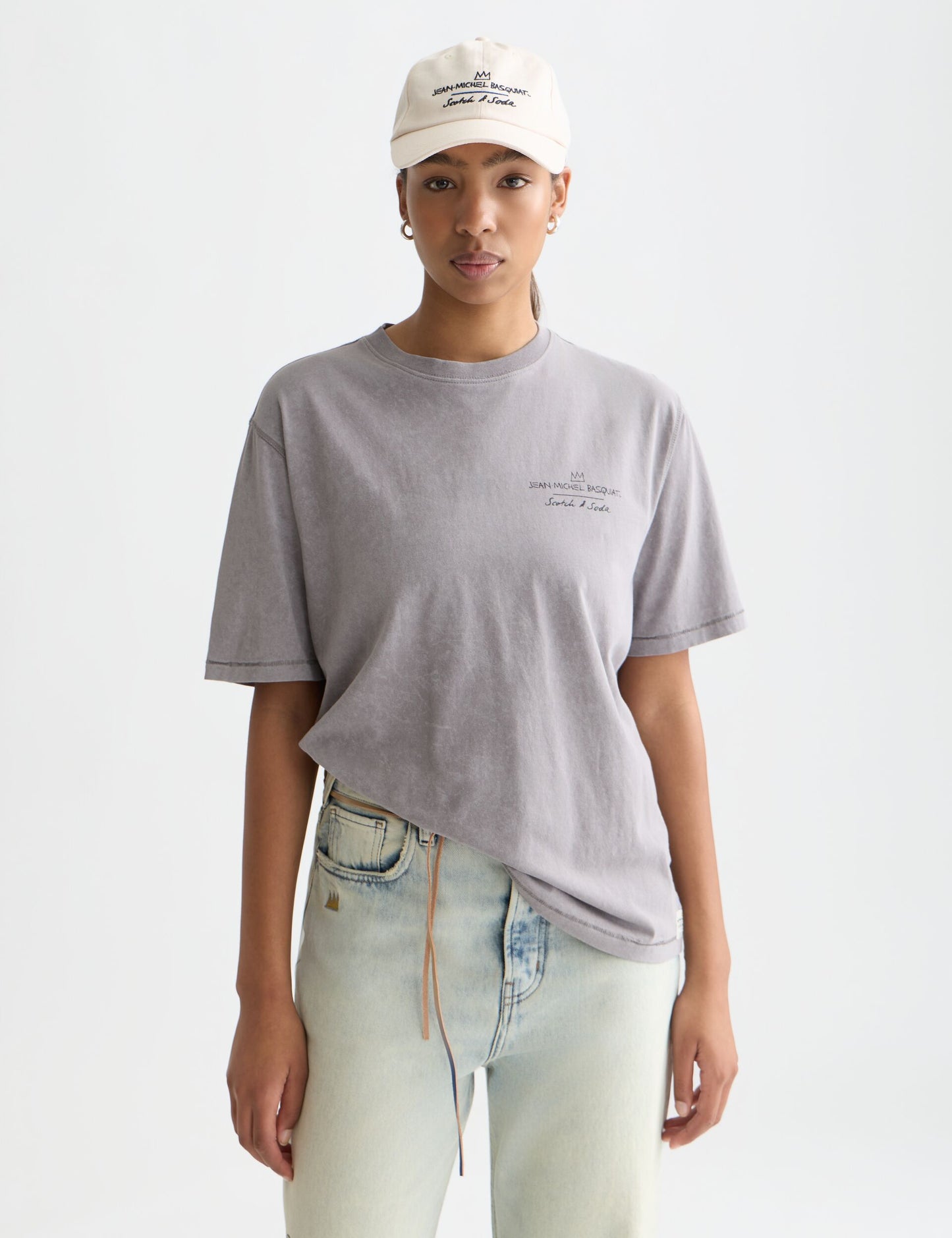 Lavender טי־שירט בגזרה רחבה לנשים Basquiat Graphic SCOTCH & SODA