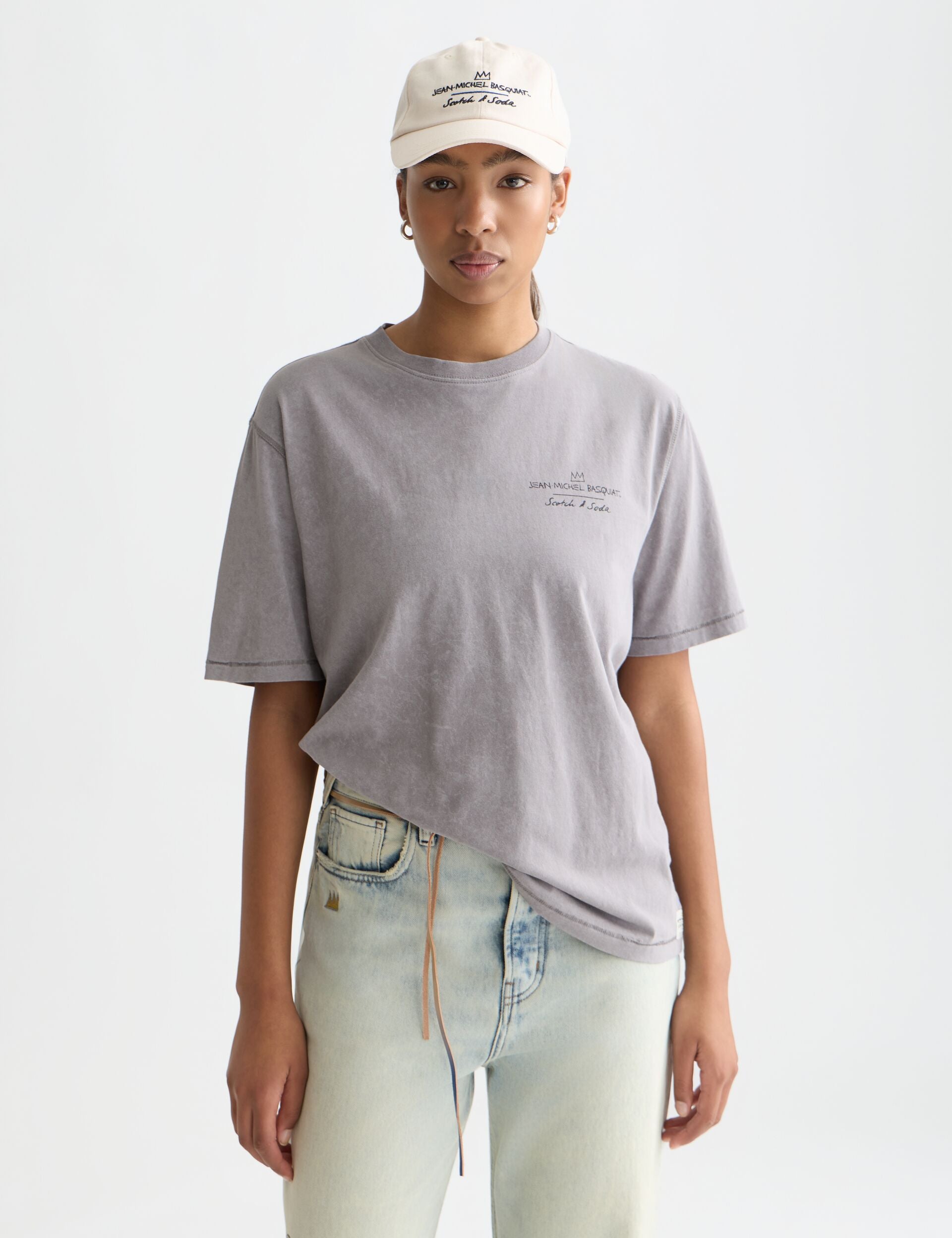 Lavender טי־שירט בגזרה רחבה לנשים Basquiat Graphic SCOTCH & SODA
