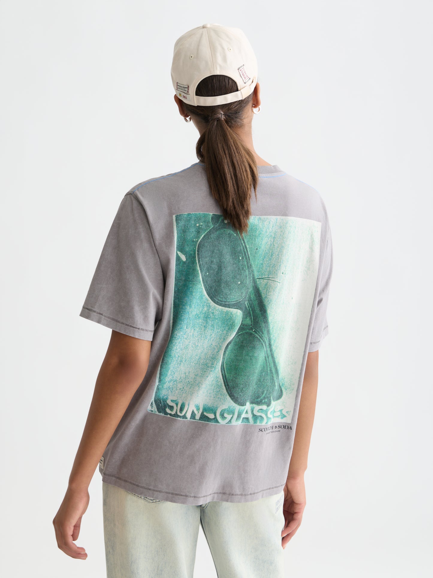 Lavender טי־שירט בגזרה רחבה לנשים Basquiat Graphic SCOTCH & SODA