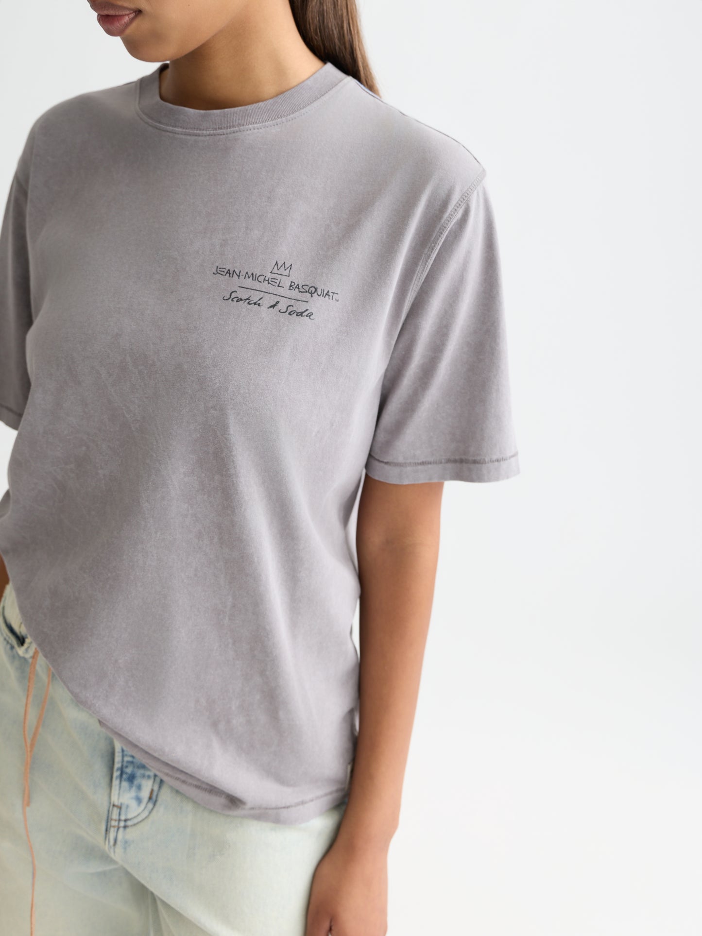 Dark Gray טי־שירט בגזרה רחבה לנשים Basquiat Graphic SCOTCH & SODA