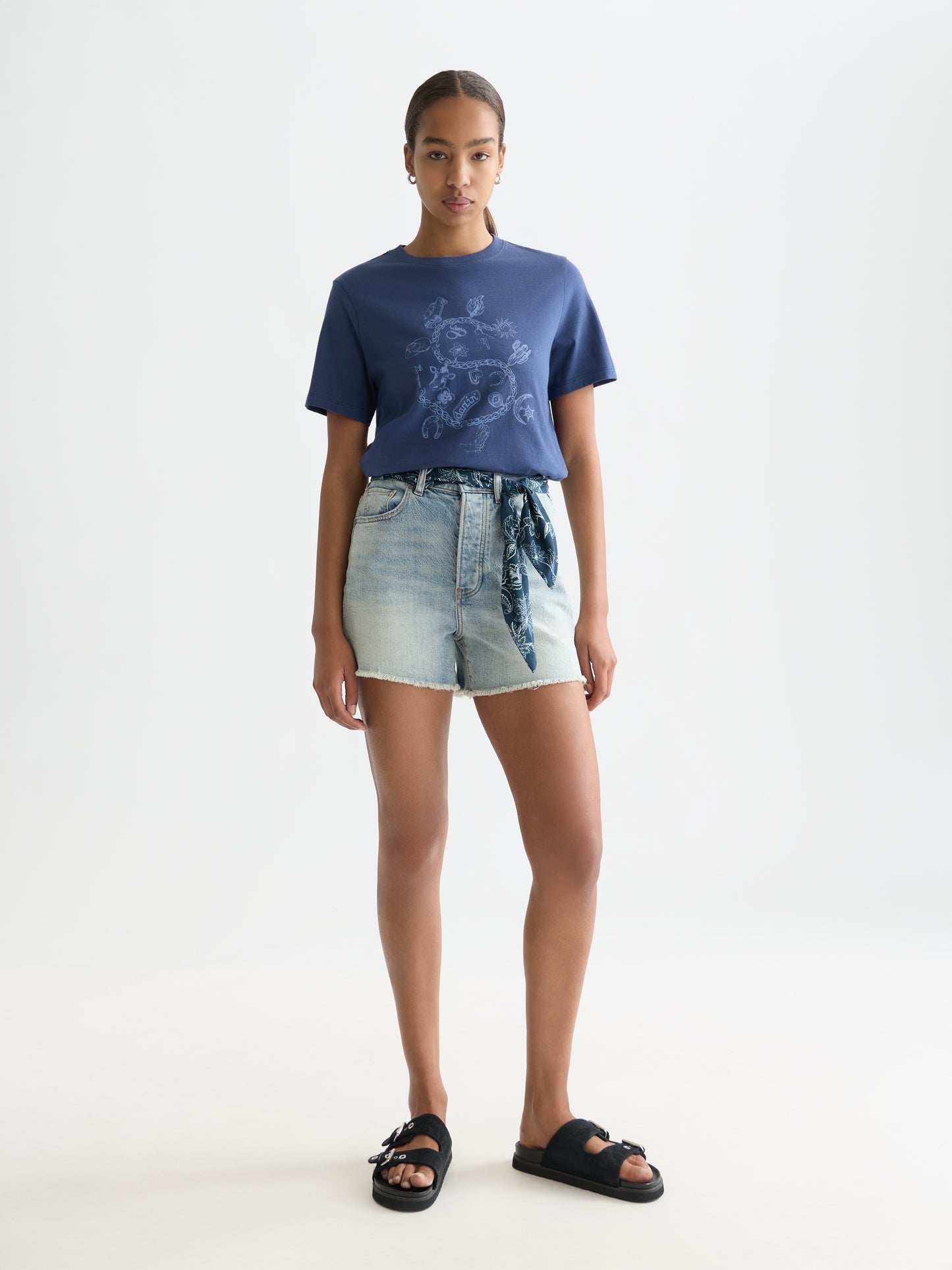 White Smoke טי־שירט בגזרה רגילה לנשים Chest Artwork SCOTCH & SODA