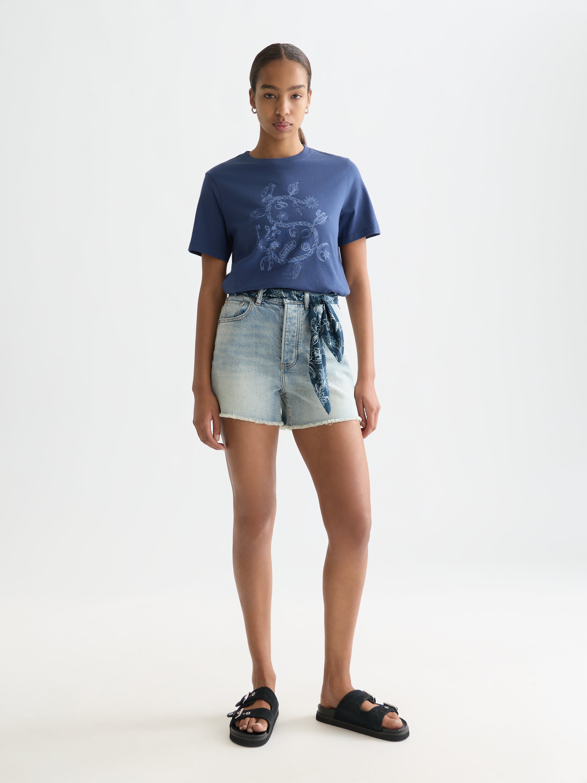 White Smoke טי־שירט בגזרה רגילה לנשים Chest Artwork SCOTCH & SODA