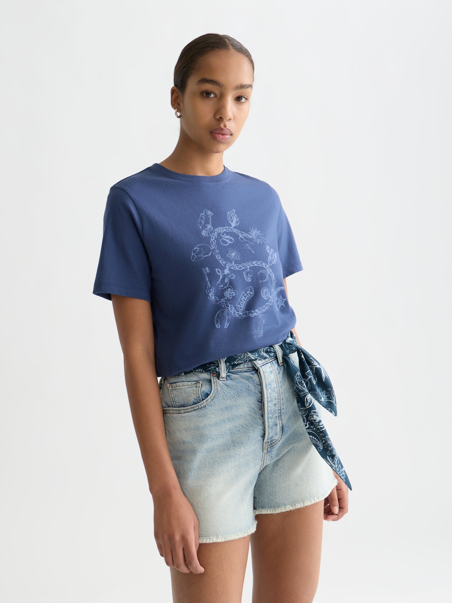 Lavender טי־שירט בגזרה רגילה לנשים Chest Artwork SCOTCH & SODA