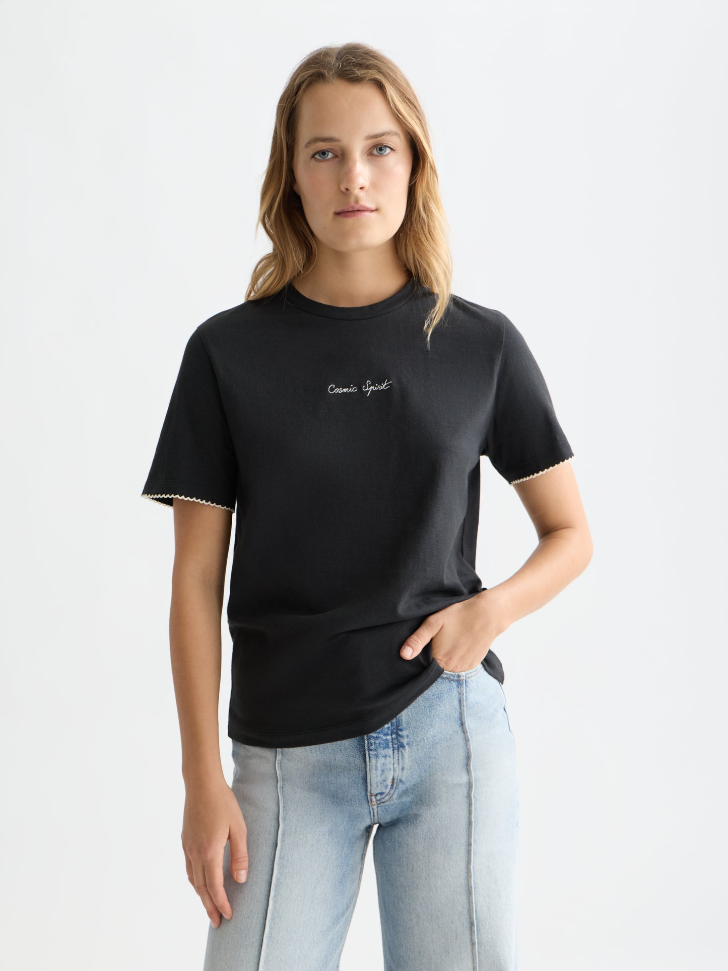 White Smoke טי־שירט רקומה בגזרה רגילה לנשים Slub SCOTCH & SODA