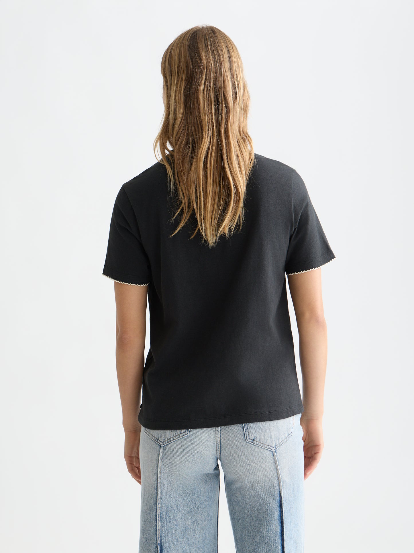 Black טי־שירט רקומה בגזרה רגילה לנשים Slub SCOTCH & SODA