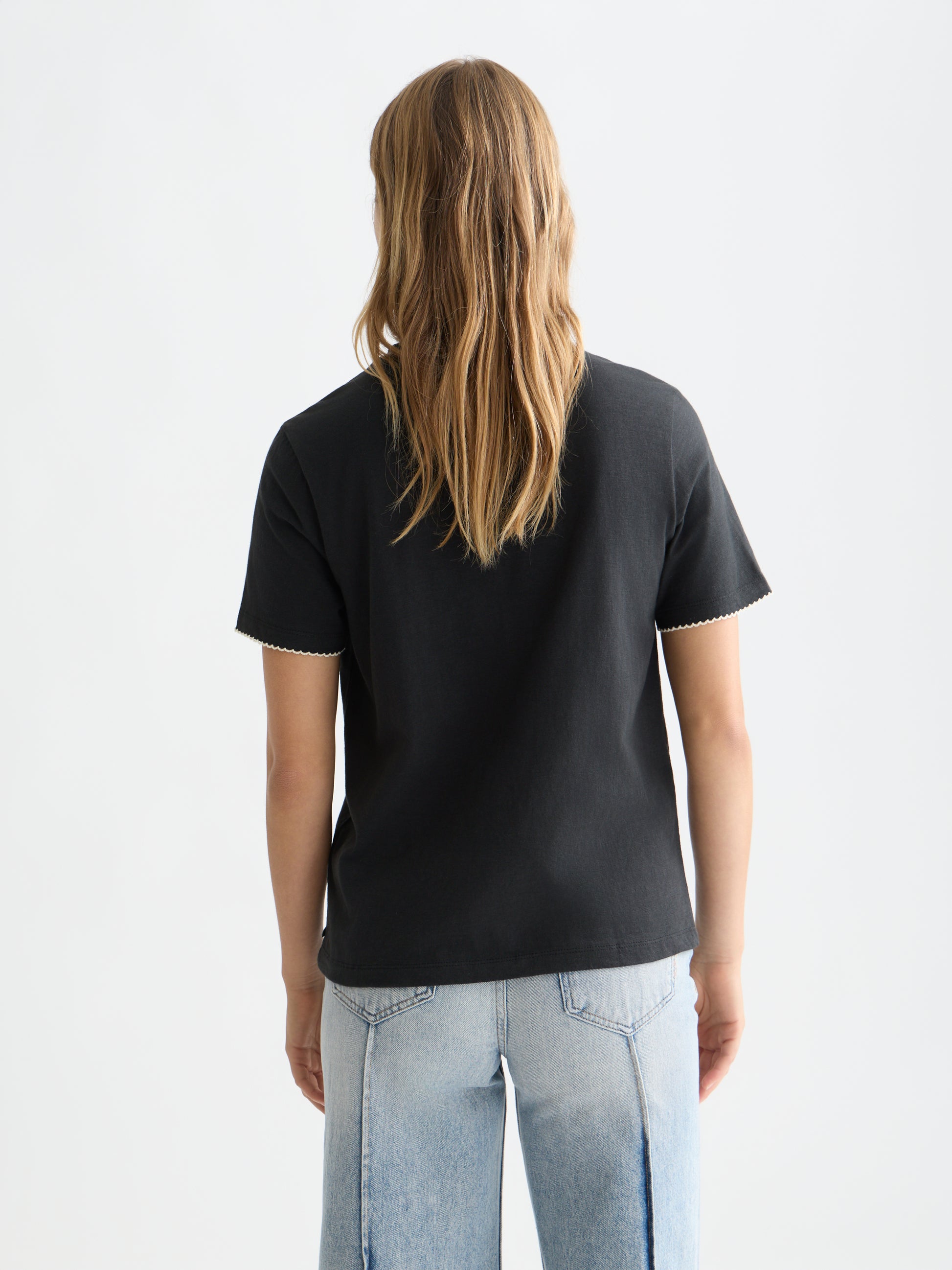 Black טי־שירט רקומה בגזרה רגילה לנשים Slub SCOTCH & SODA