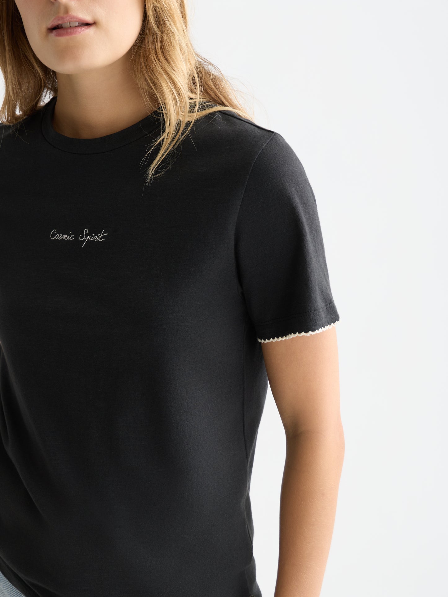 Black טי־שירט רקומה בגזרה רגילה לנשים Slub SCOTCH & SODA