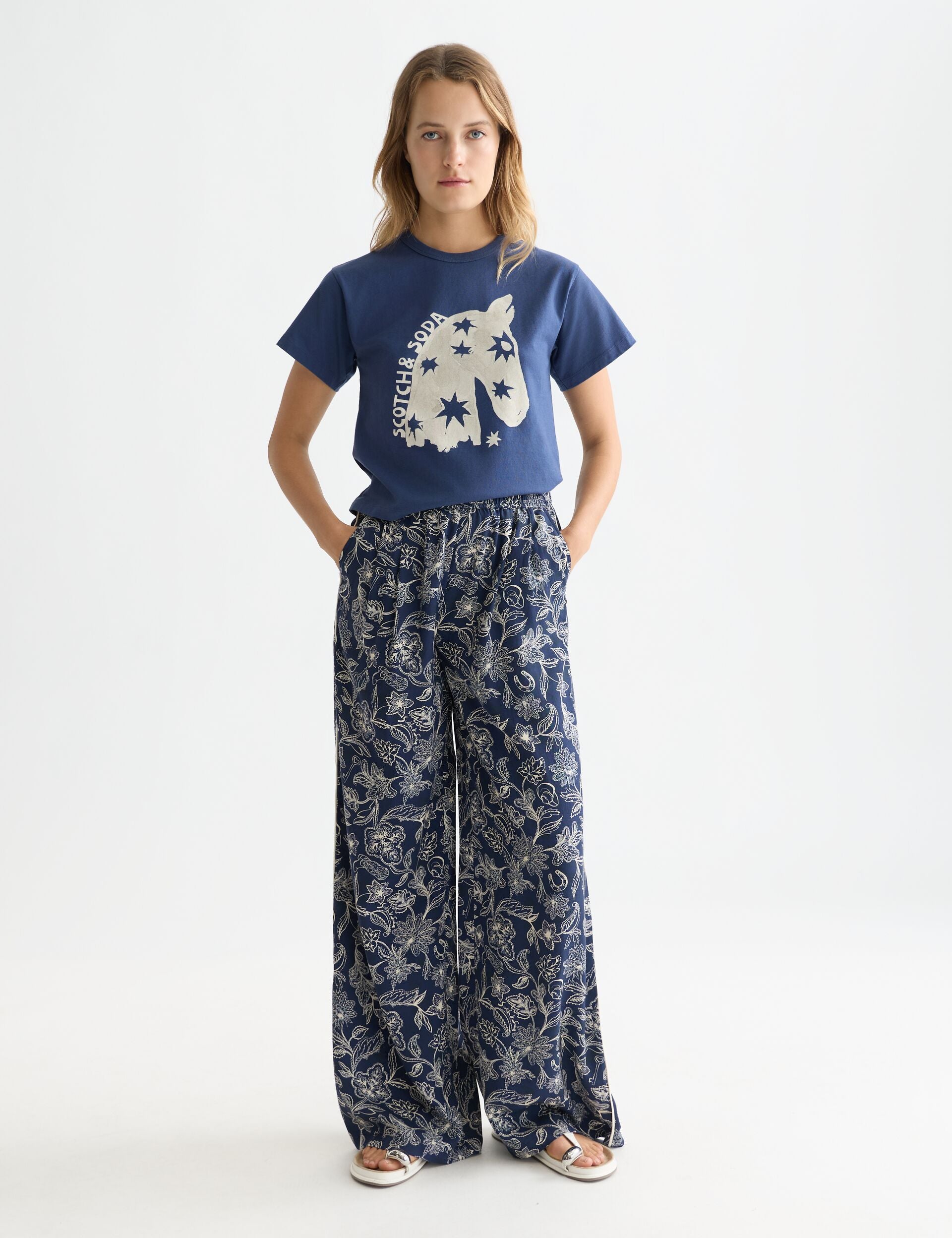 White Smoke טי־שירט עם Front Artwork לנשים Scotch & Soda SCOTCH & SODA