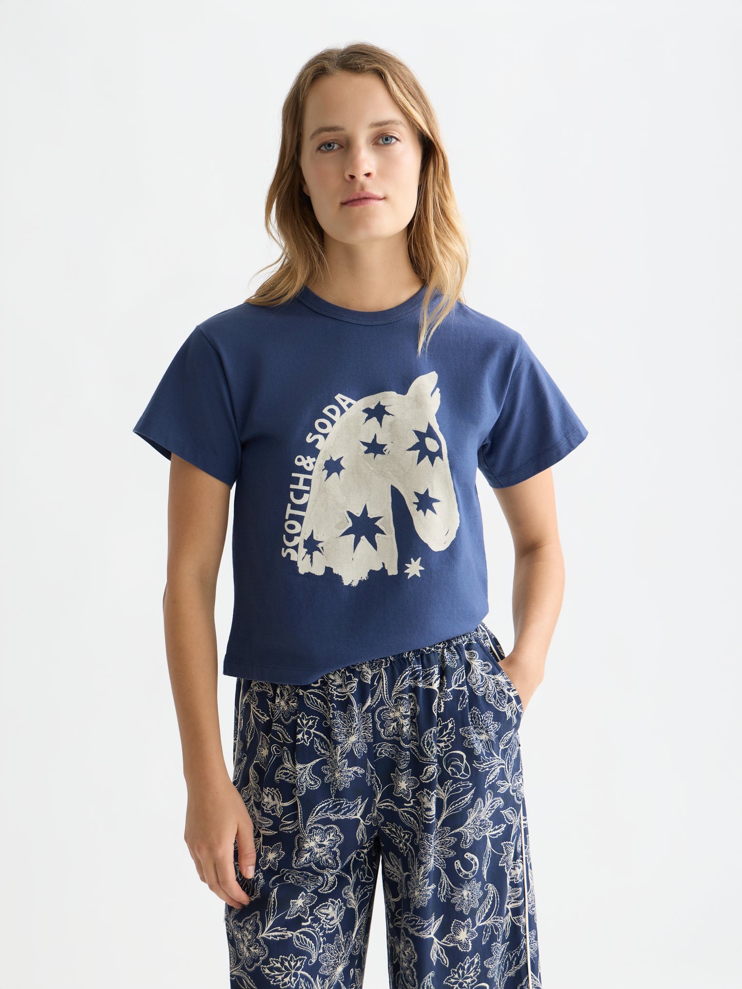 White Smoke טי־שירט עם Front Artwork לנשים Scotch & Soda SCOTCH & SODA