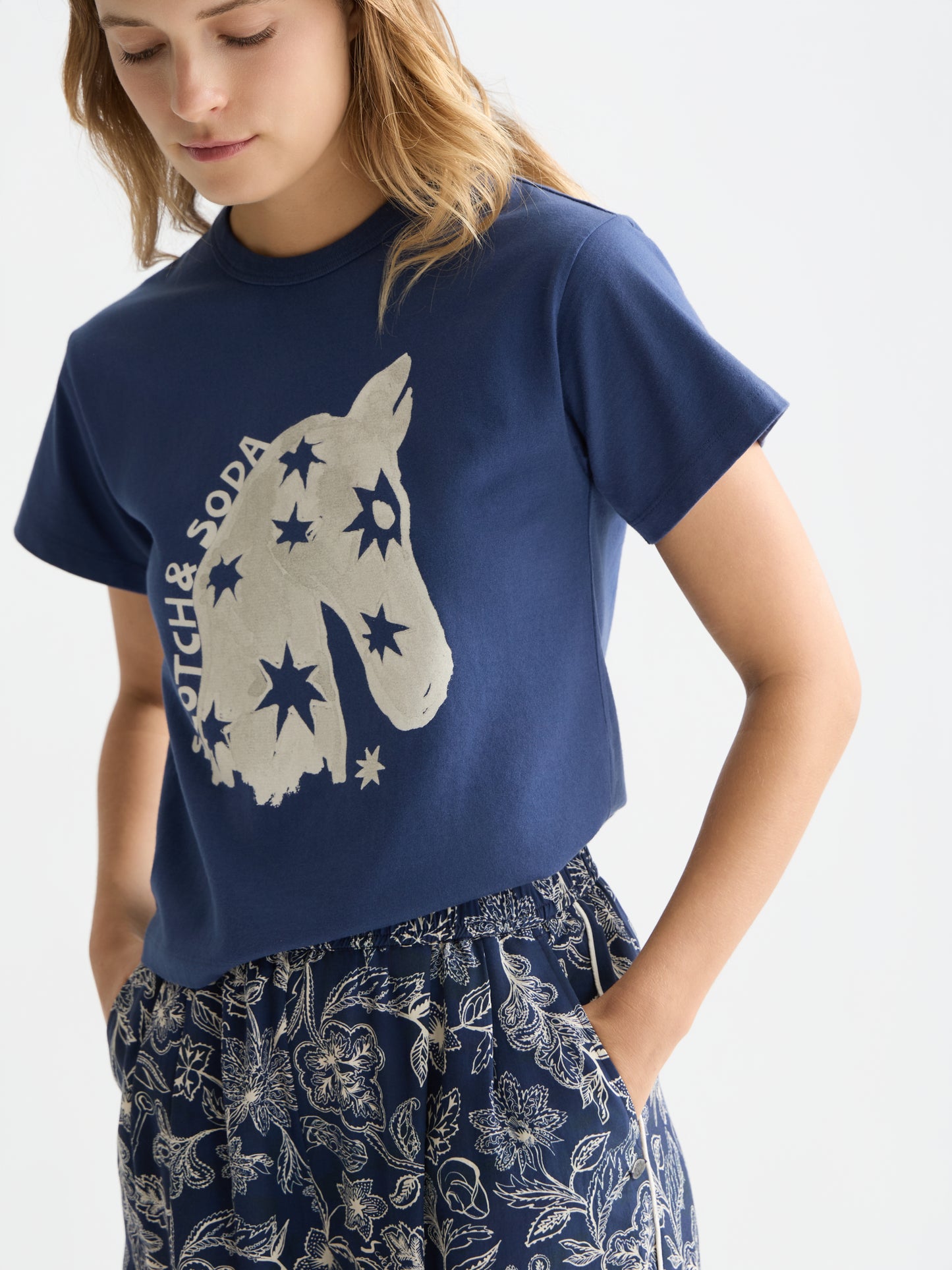 White Smoke טי־שירט עם Front Artwork לנשים Scotch & Soda SCOTCH & SODA