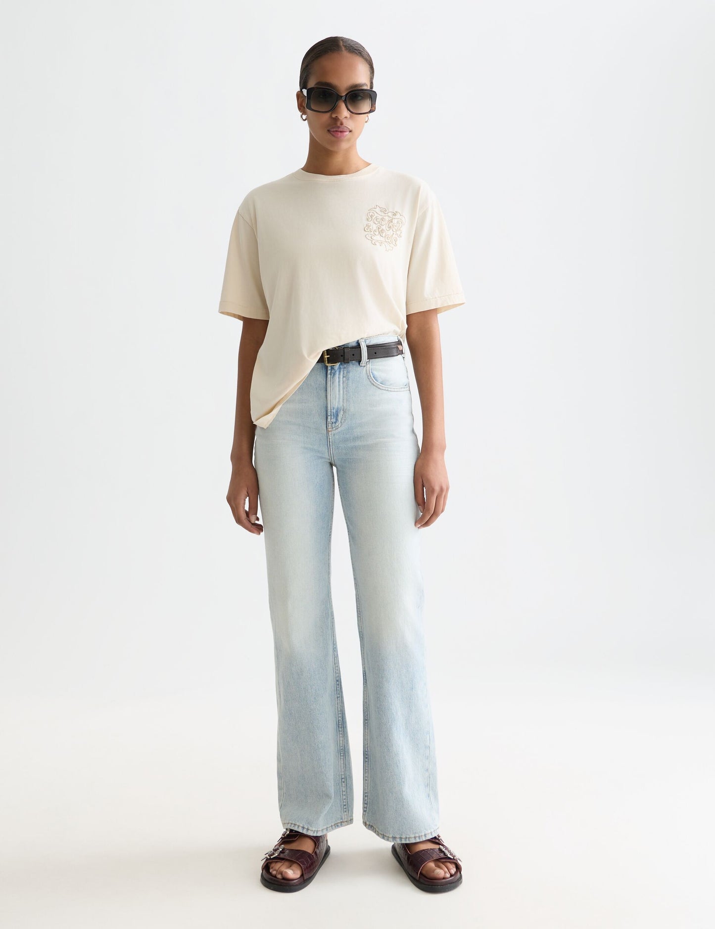 White Smoke טי־שירט בגזרה רחבה לנשים Washed Artwork SCOTCH & SODA