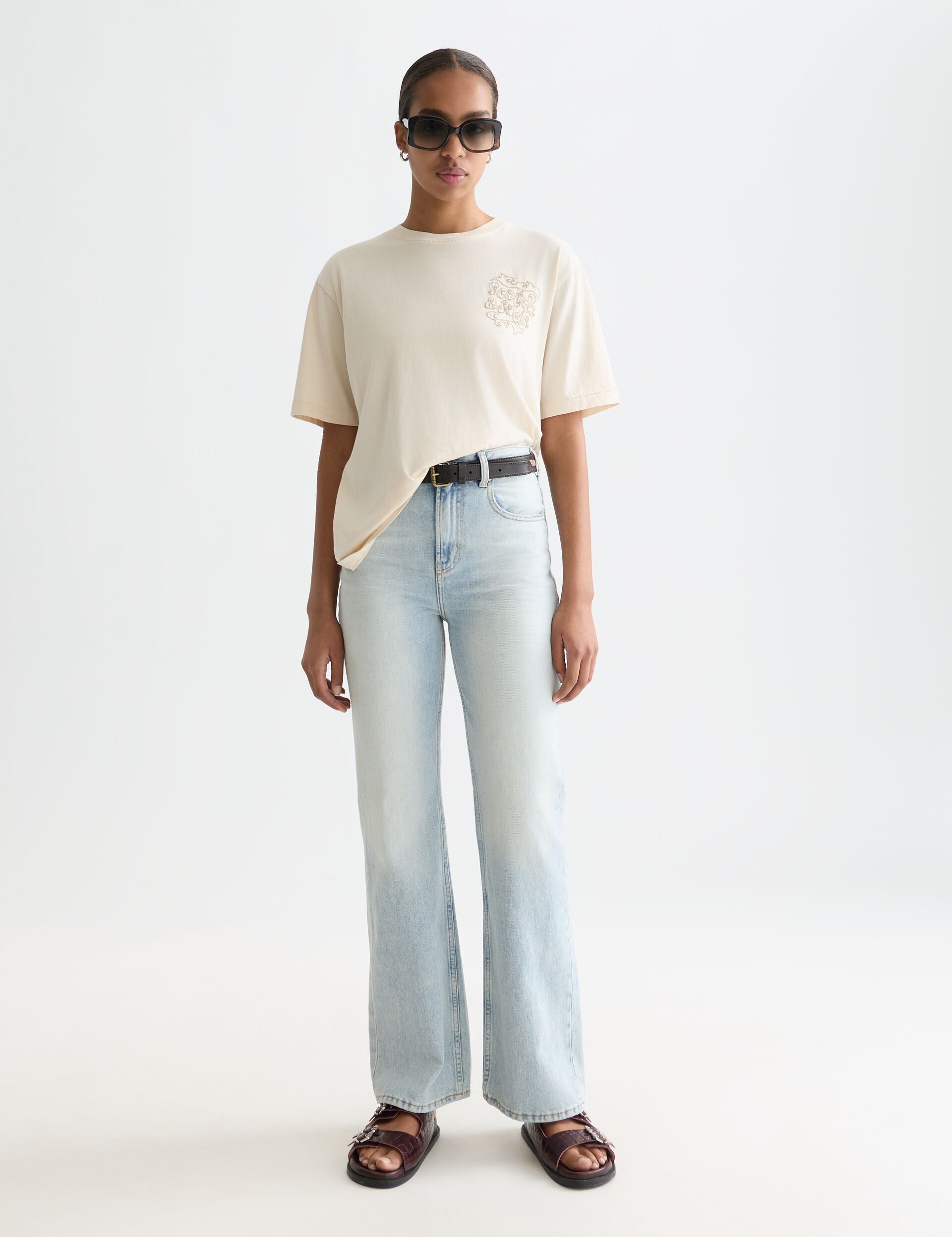 White Smoke טי־שירט בגזרה רחבה לנשים Washed Artwork SCOTCH & SODA