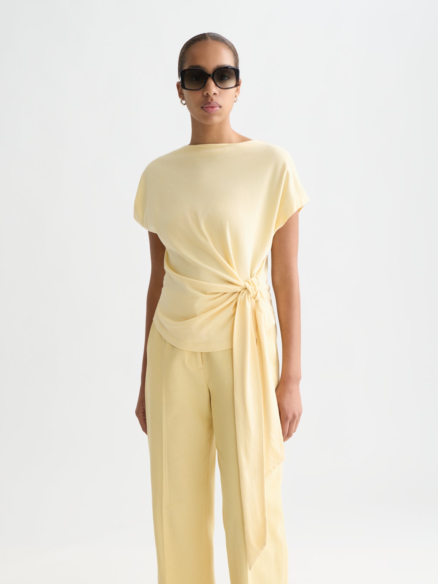 Bisque טי־שירט לנשים Knotted Slash Neck SCOTCH & SODA