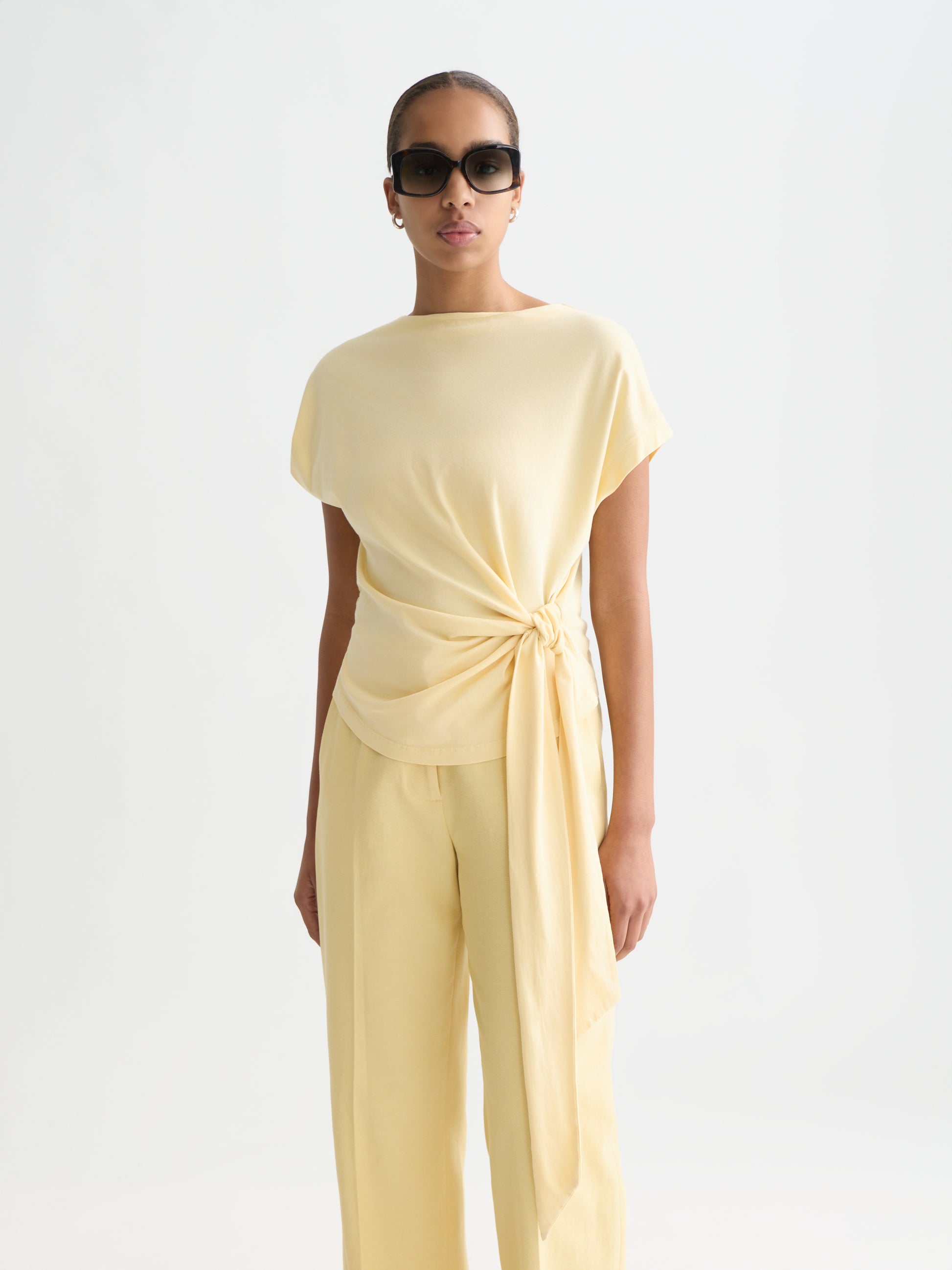 Bisque טי־שירט לנשים Knotted Slash Neck SCOTCH & SODA