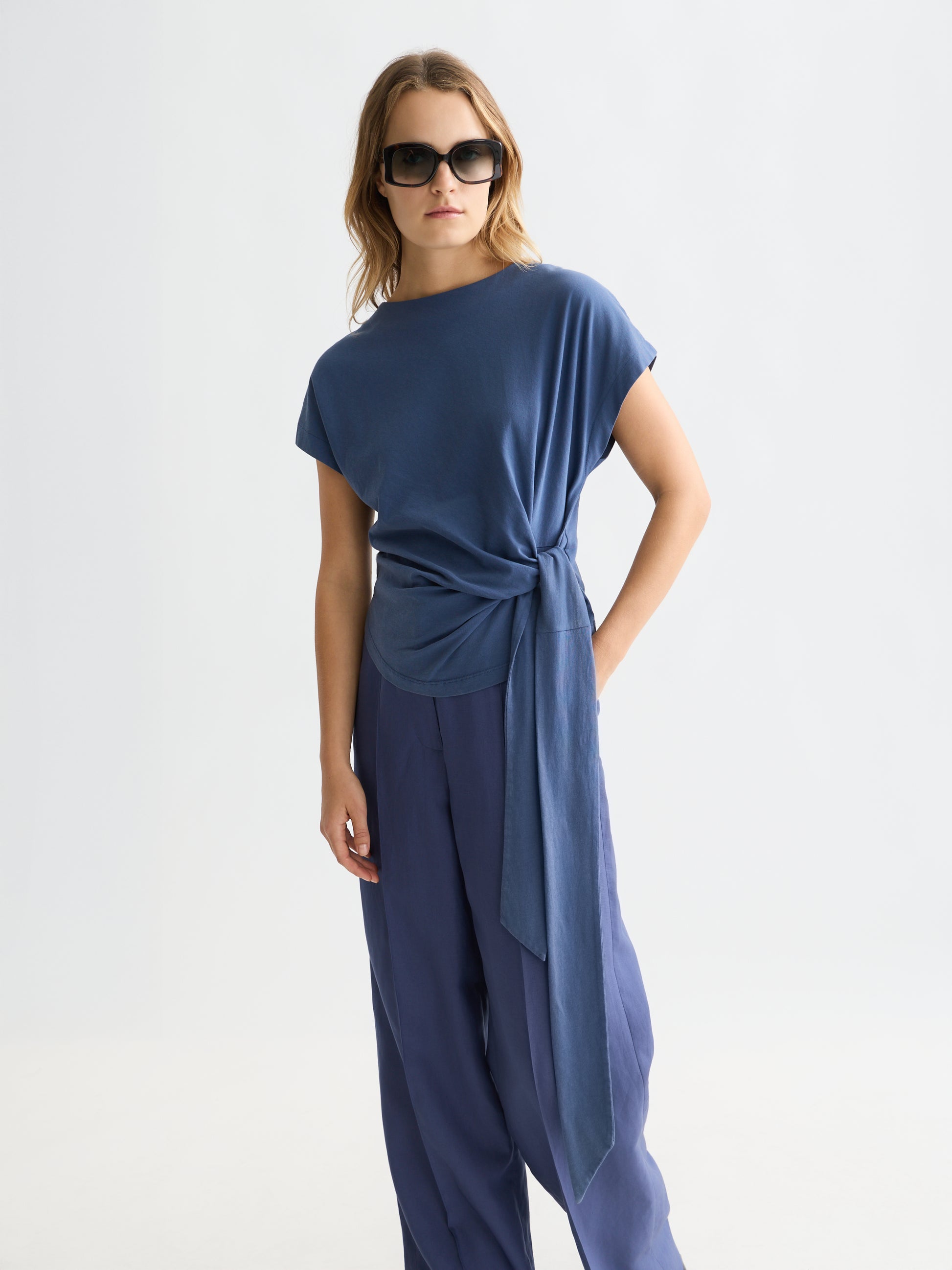 Lavender טי־שירט לנשים Knotted Slash Neck SCOTCH & SODA