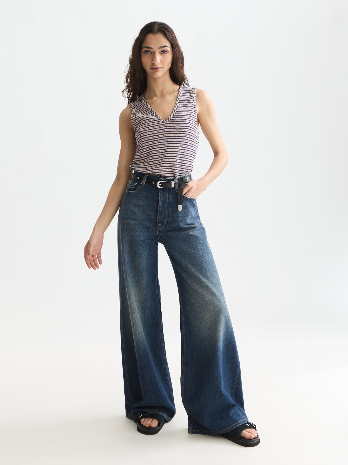 White Smoke גופיה לנשים Stripe V-Neck SCOTCH & SODA