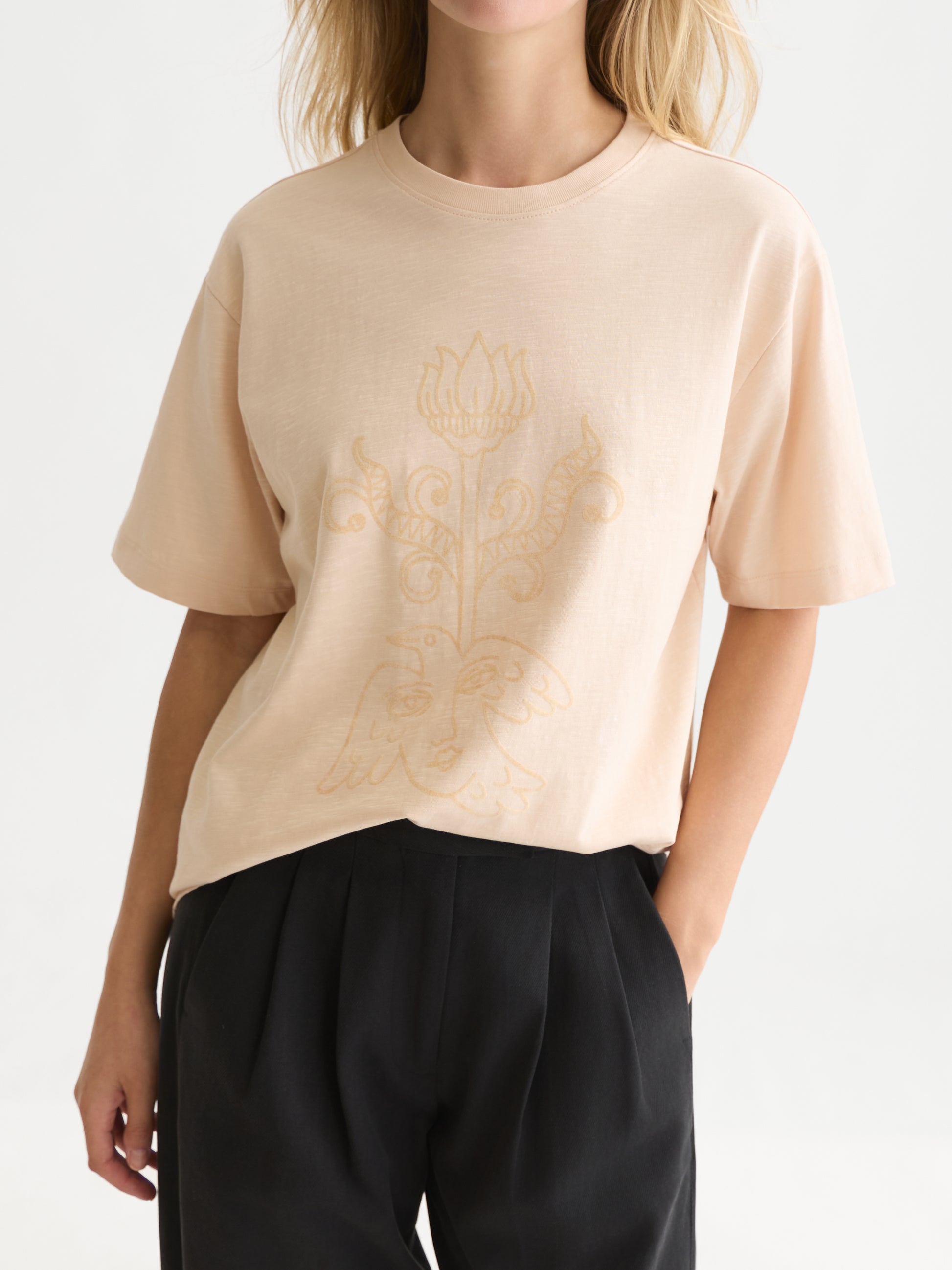 Black טי שירט קצרה לנשים Flock Artwork SCOTCH & SODA