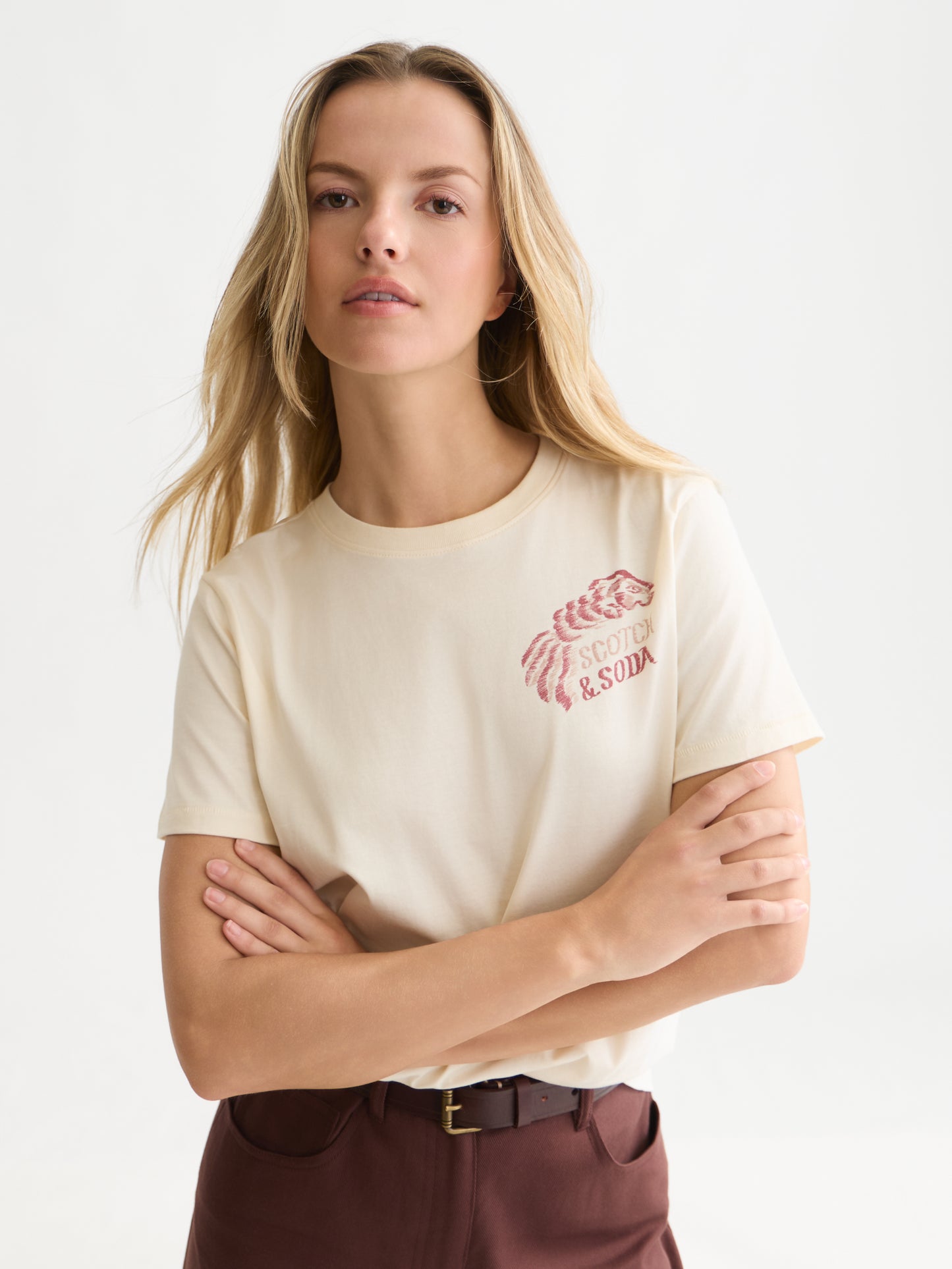 White Smoke טי שירט קצרה לנשים Front And Back Artwork SCOTCH & SODA
