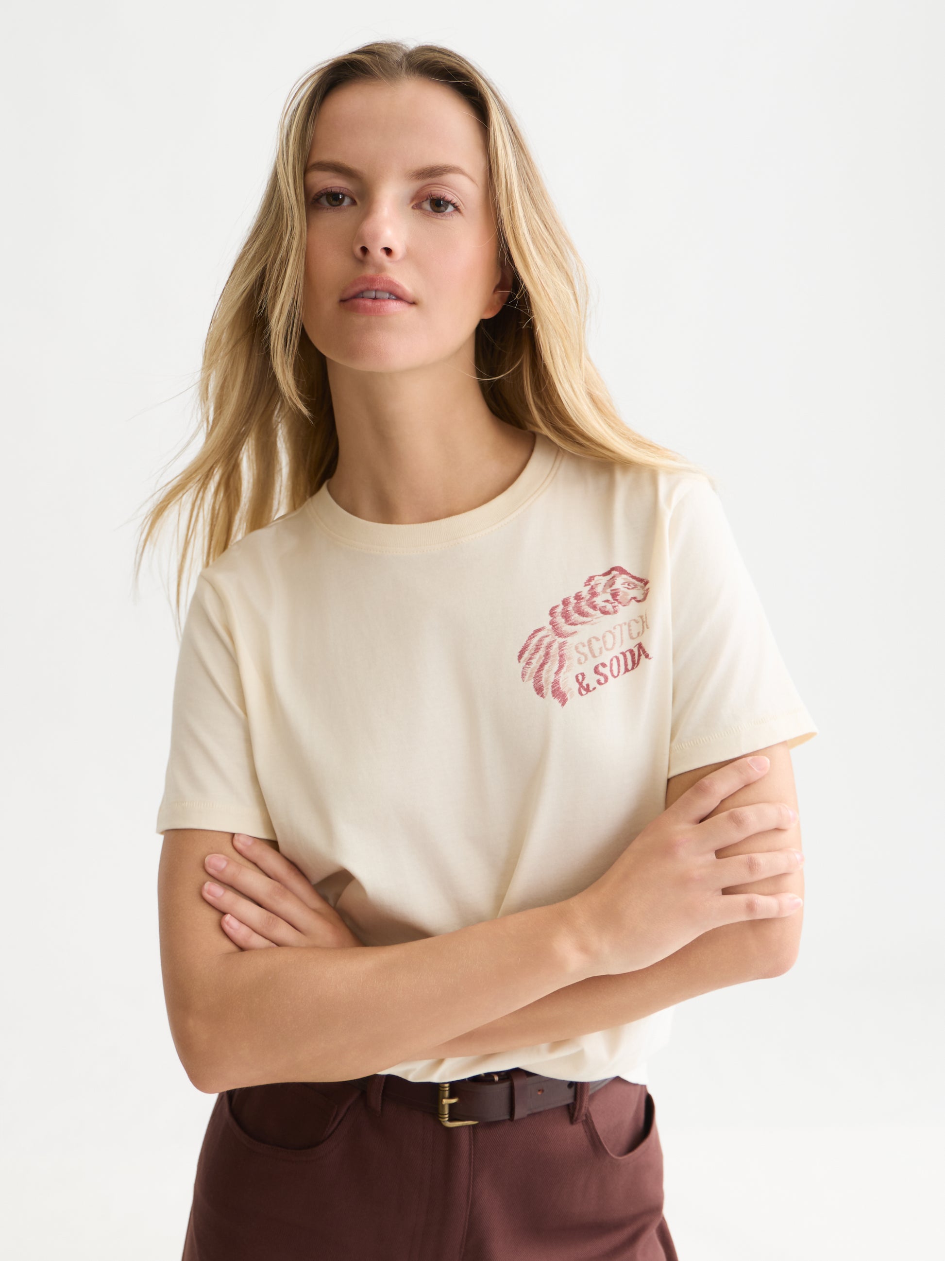 White Smoke טי שירט קצרה לנשים Front And Back Artwork SCOTCH & SODA