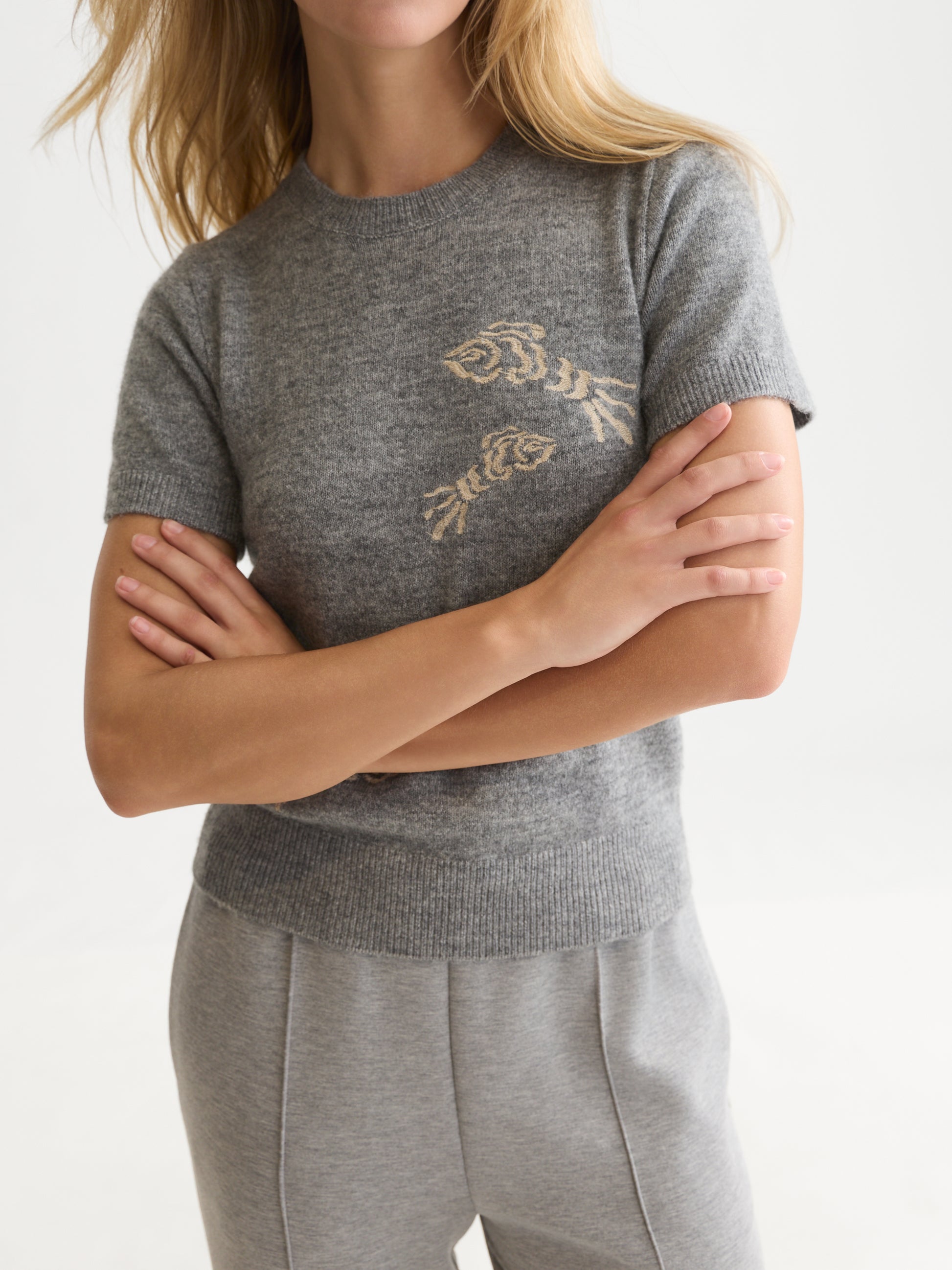 Lavender סוודר לנשים Embroidered Short-Sleeved SCOTCH & SODA