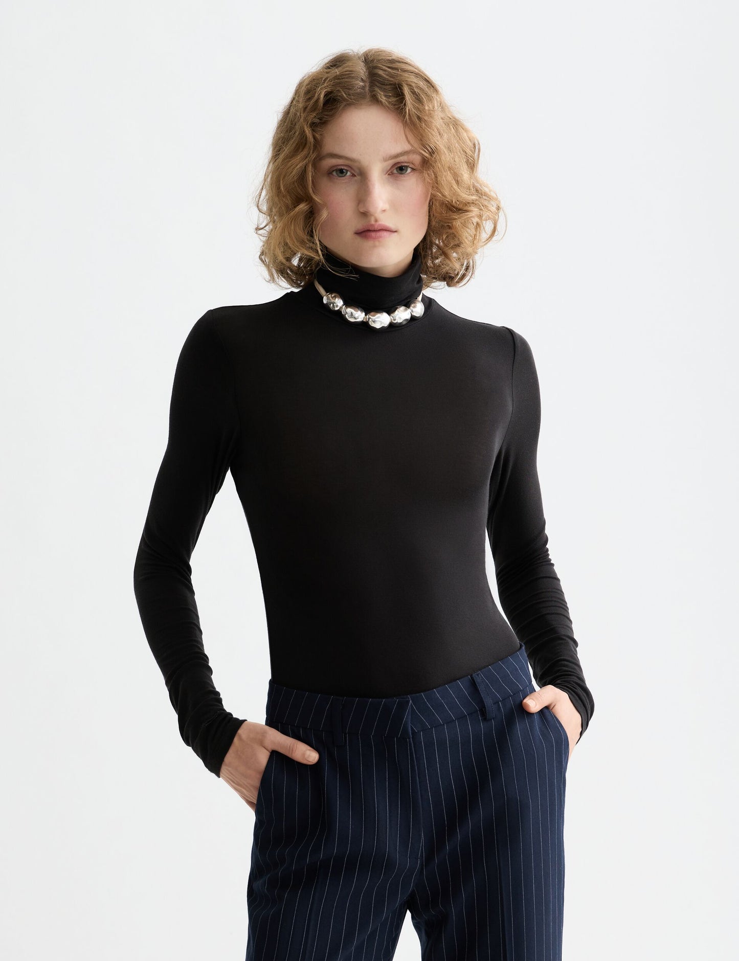 Black חולצת גולף דקה לנשים Core Roll Up Neck SCOTCH & SODA