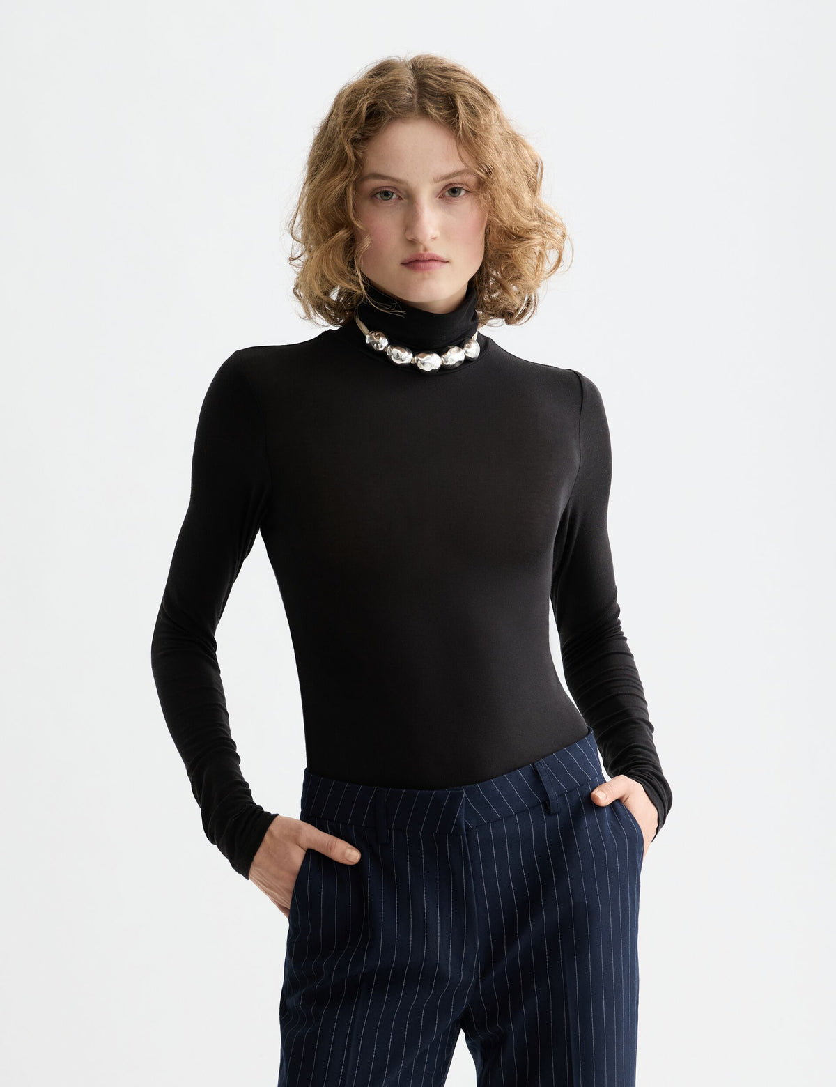 Black חולצת גולף דקה לנשים Core Roll Up Neck SCOTCH & SODA