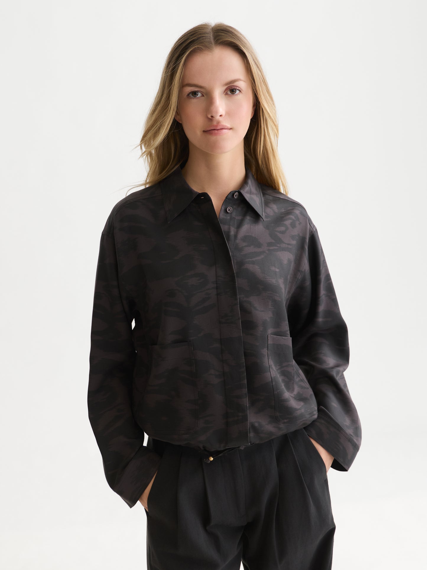 Black חולצה מכופתרת ארוכה לנשים Printed Utility SCOTCH & SODA