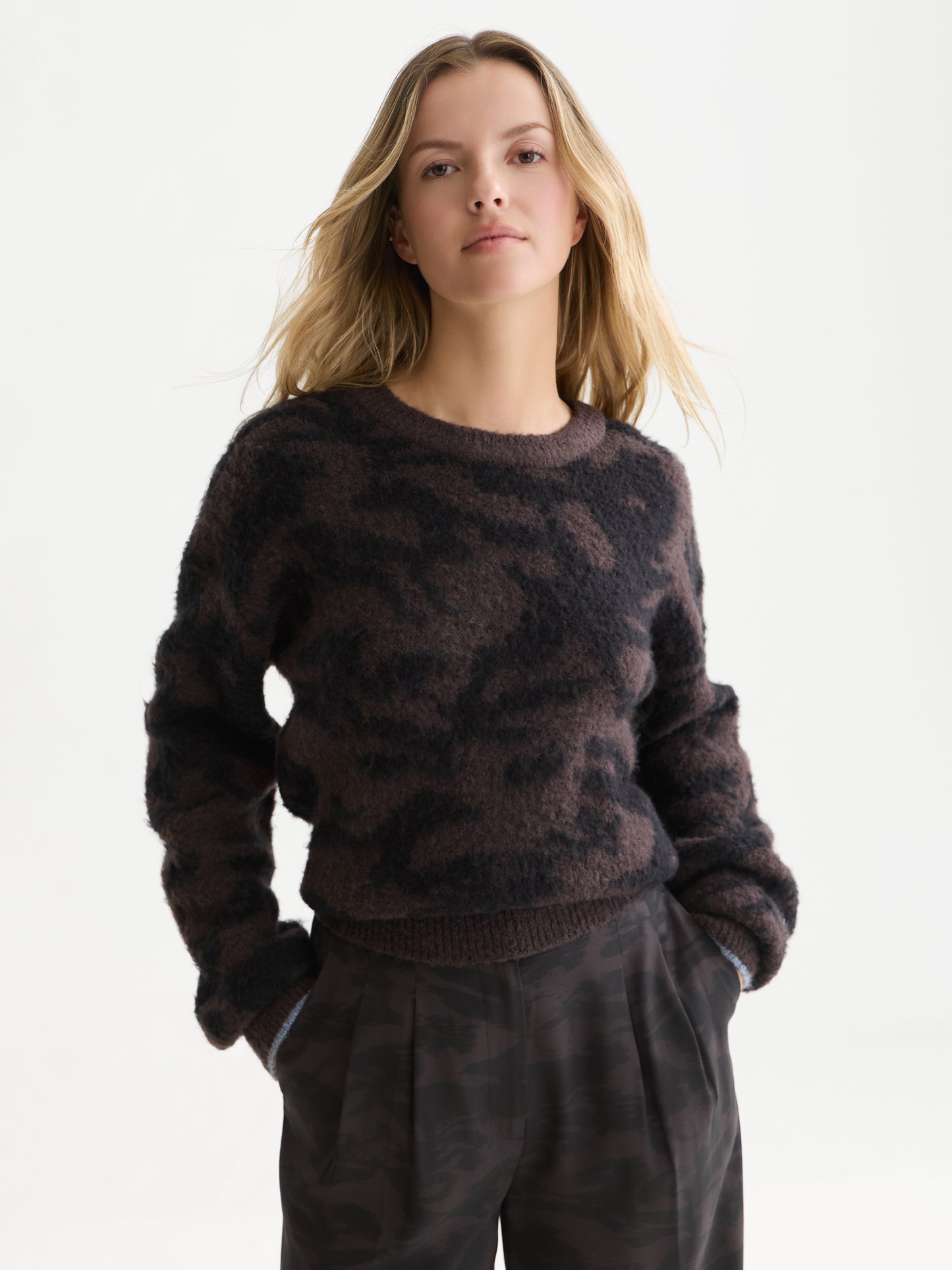 White Smoke סוודר לנשים Fuzzy Jacquard SCOTCH & SODA