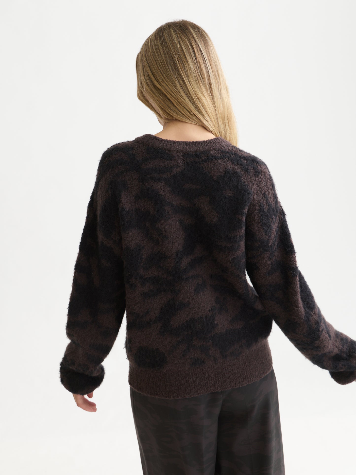White Smoke סוודר לנשים Fuzzy Jacquard SCOTCH & SODA