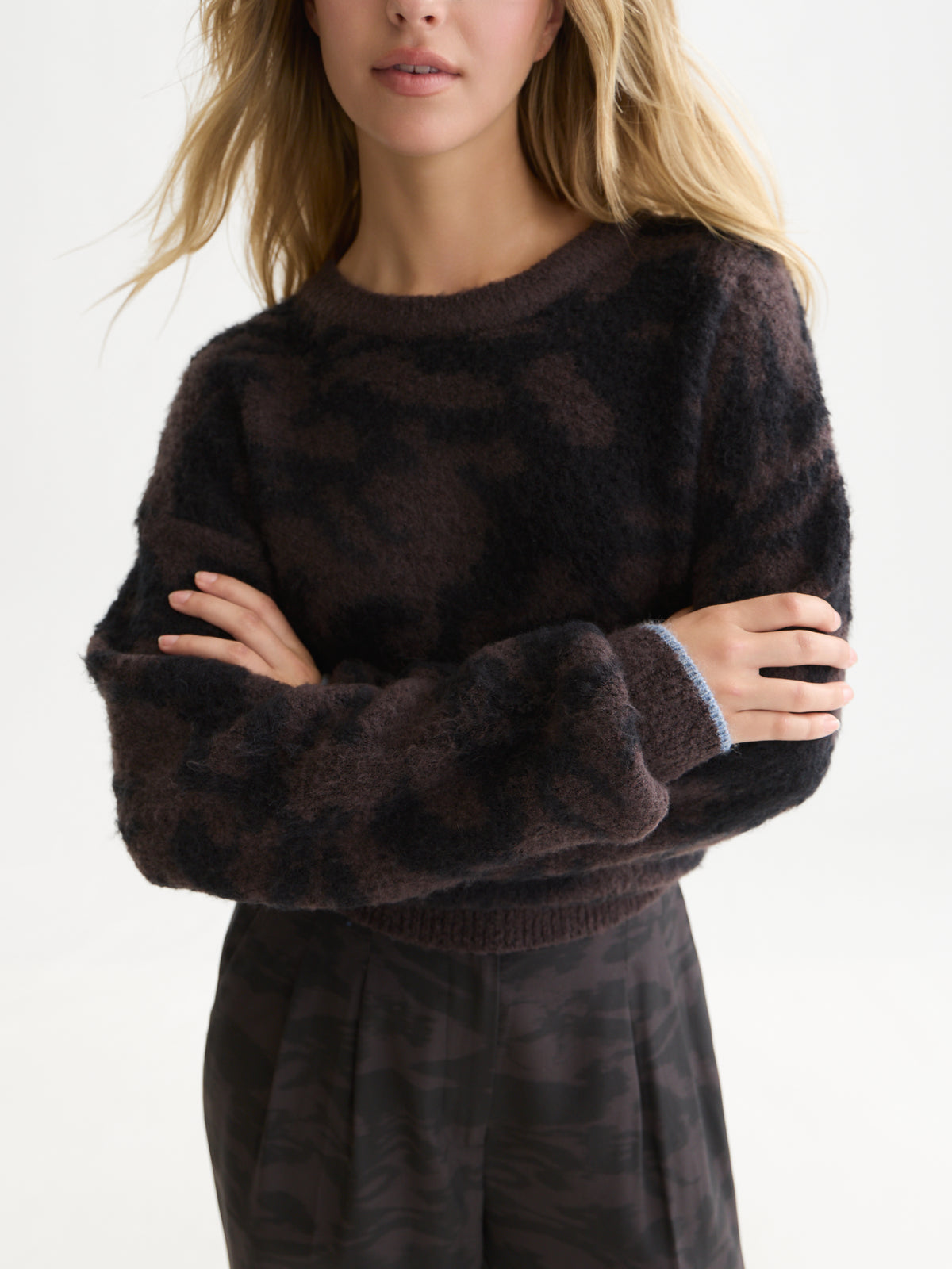 Black סוודר לנשים Fuzzy Jacquard SCOTCH & SODA