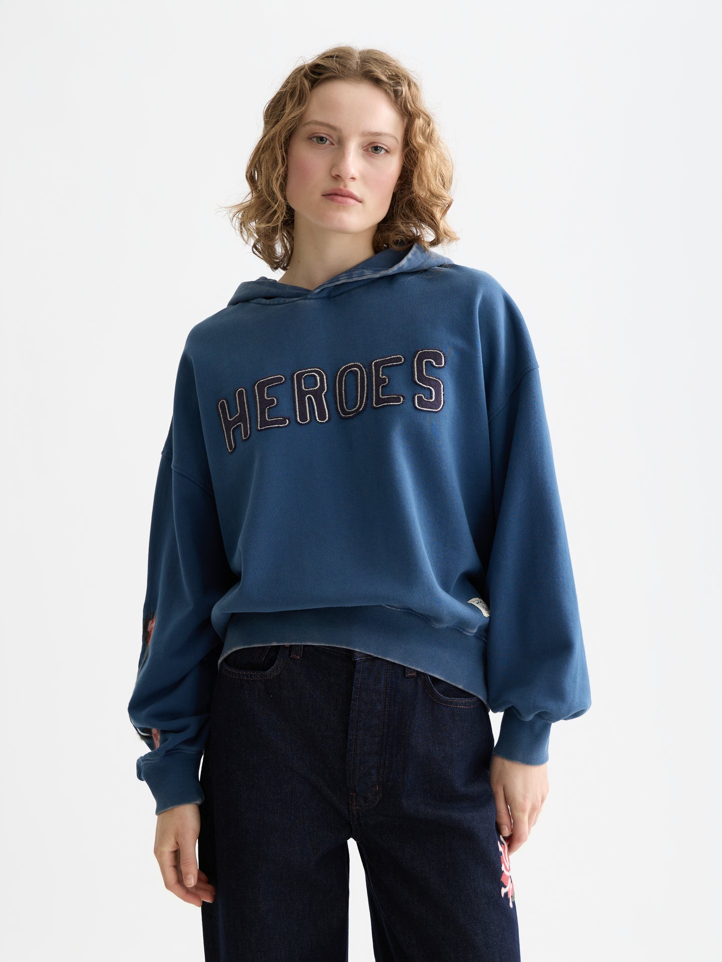 White Smoke קפוצ'ון לנשים Washed Artwork - מהדורת 40 שנה SCOTCH & SODA