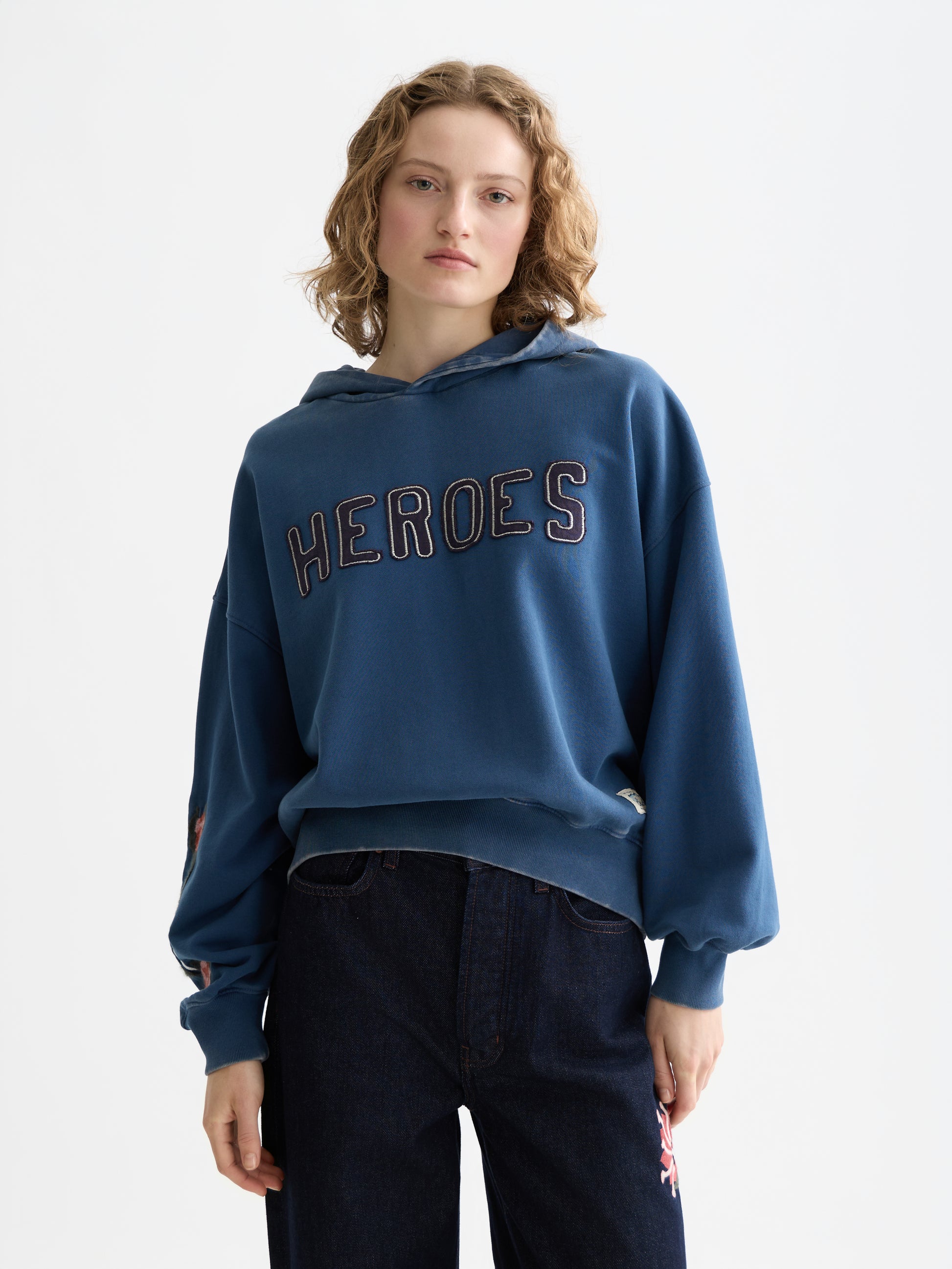 White Smoke קפוצ'ון לנשים Washed Artwork - מהדורת 40 שנה SCOTCH & SODA