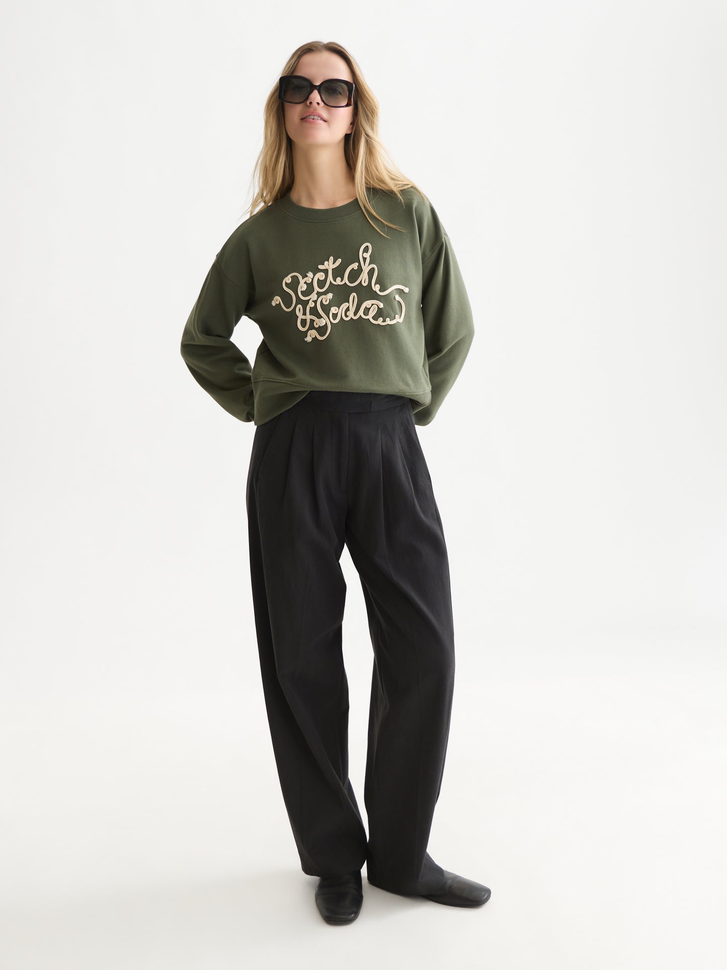 White Smoke סווטשירט לנשים Ribon Embroidery SCOTCH & SODA
