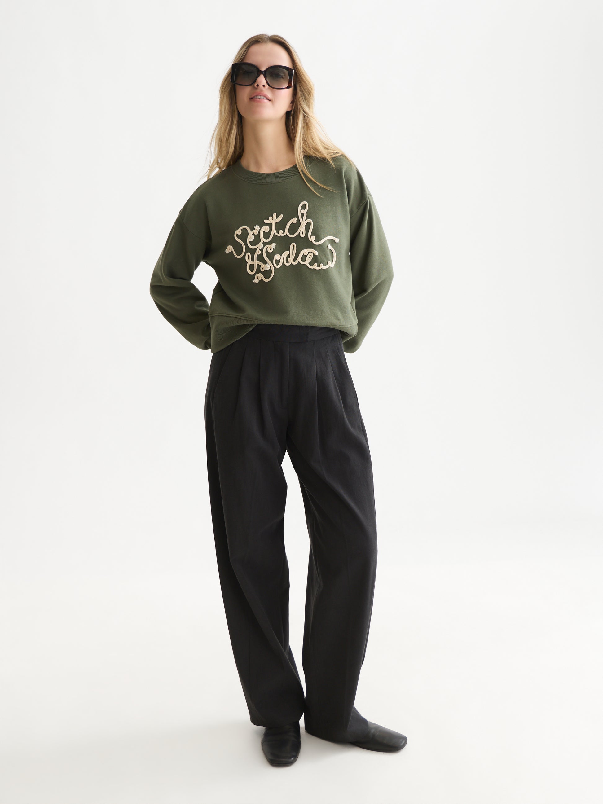White Smoke סווטשירט לנשים Ribon Embroidery SCOTCH & SODA
