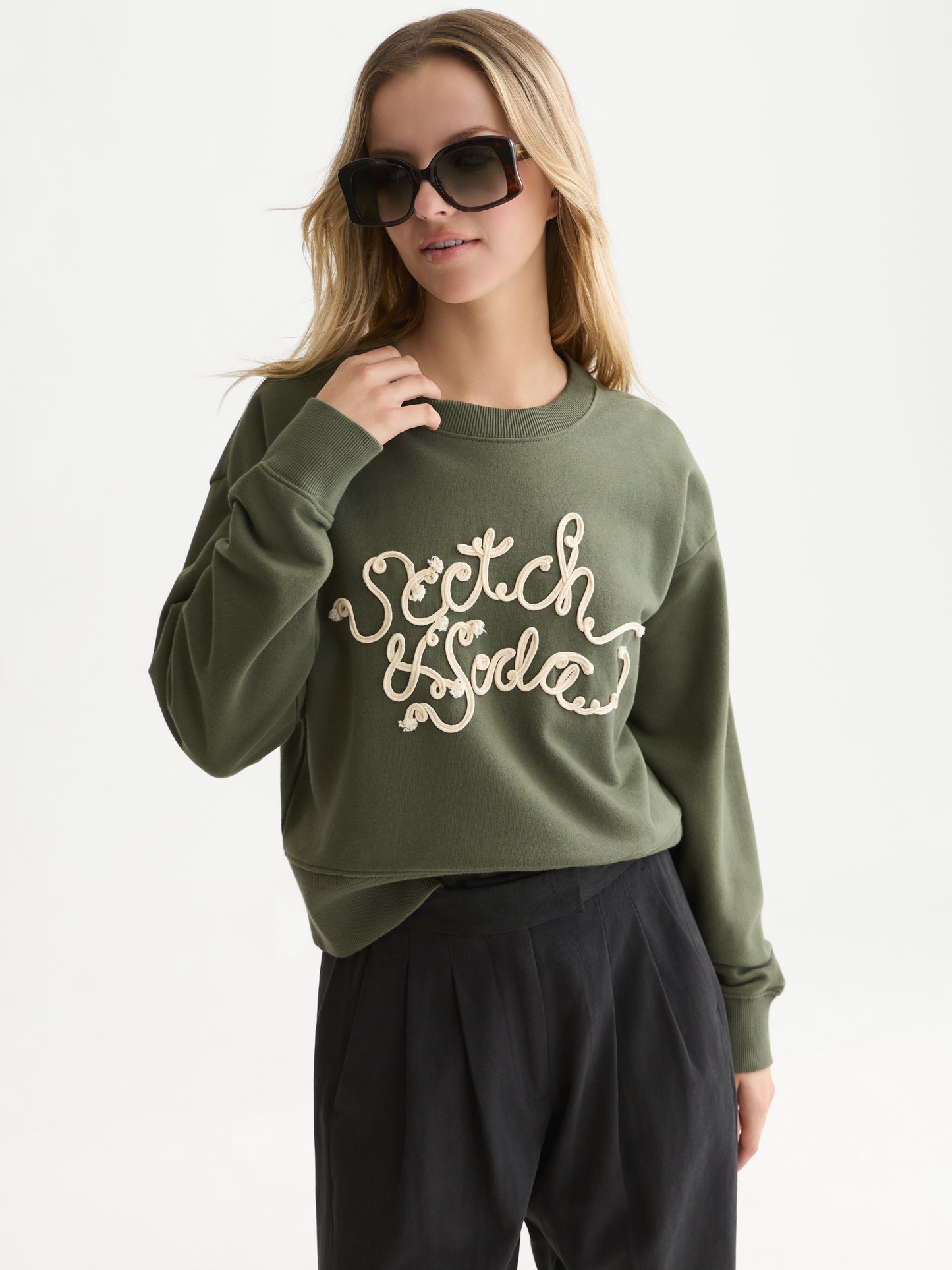 White Smoke סווטשירט לנשים Ribon Embroidery SCOTCH & SODA